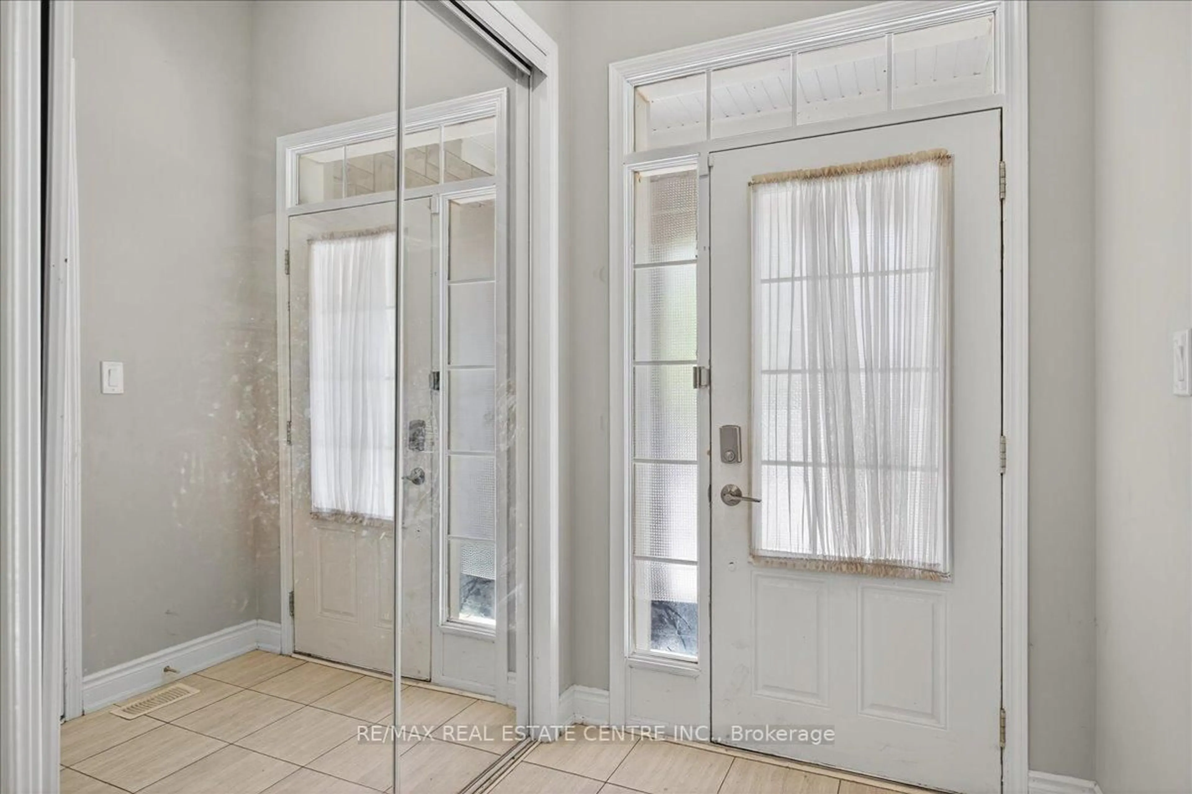 Indoor entryway for 249 Hinton Terr, Milton Ontario L9T 7K6