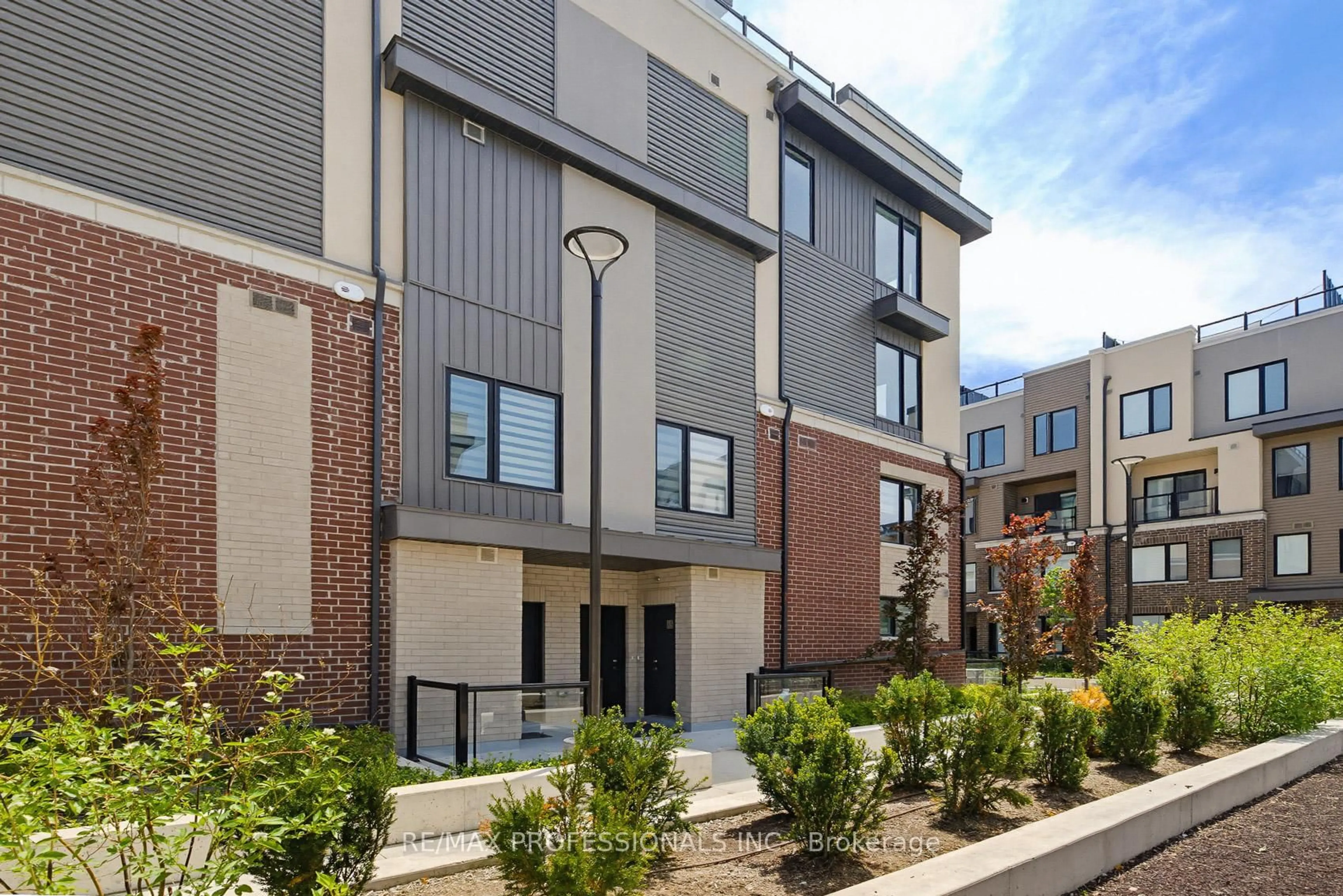 Home with brick exterior material, street for 3415 Ridgeway Dr #15, Mississauga Ontario L5L 0B9