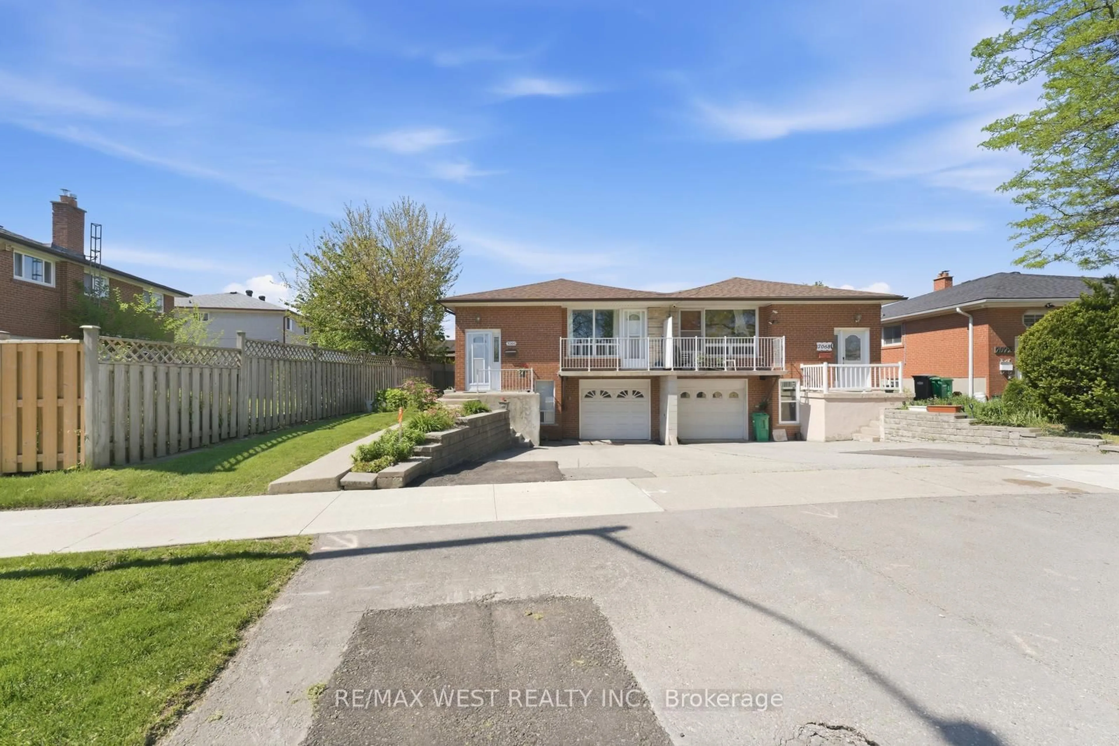 A pic from outside/outdoor area/front of a property/back of a property/a pic from drone, street for 7066 Magic Crt, Mississauga Ontario L4T 3A1