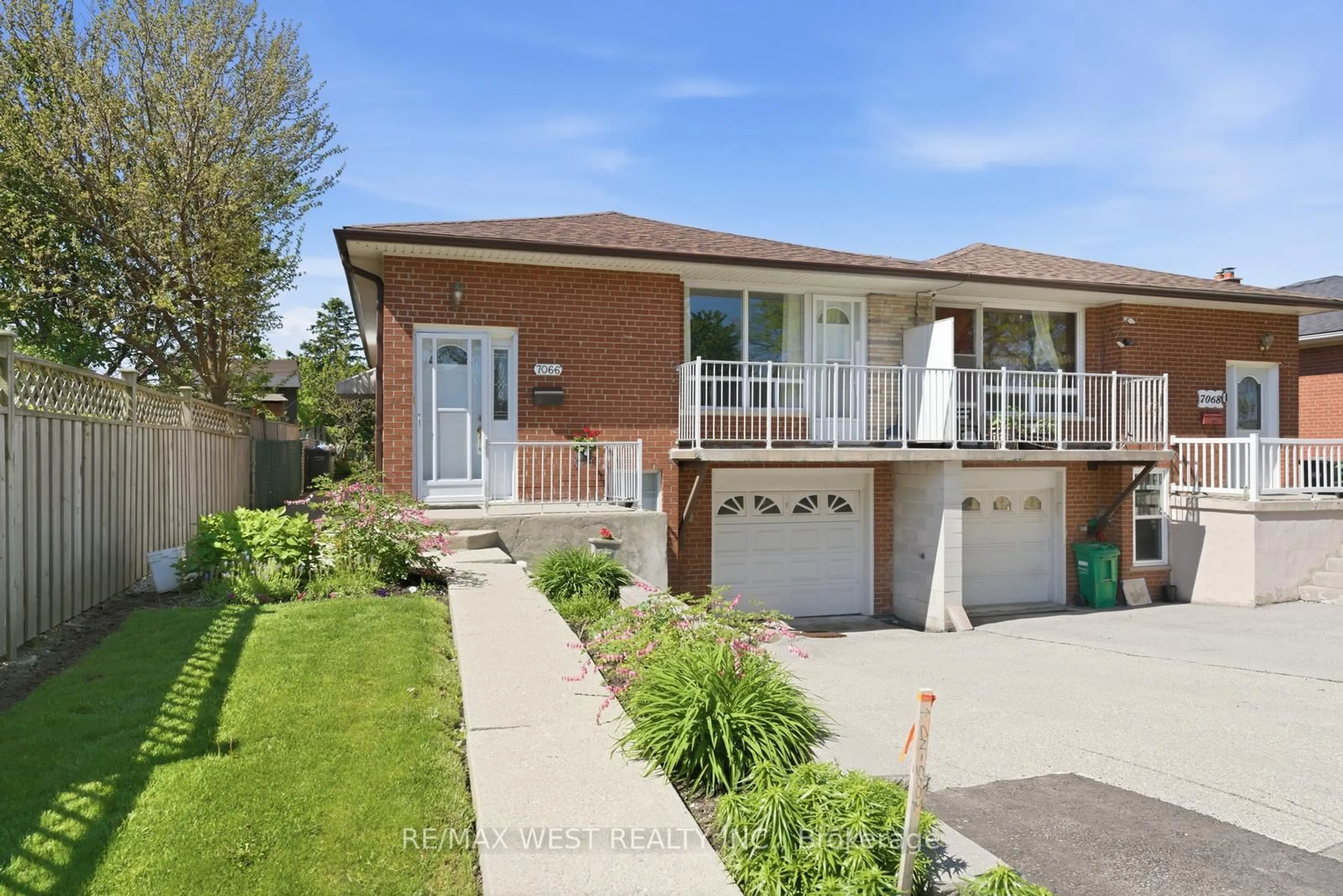 Home with brick exterior material, street for 7066 Magic Crt, Mississauga Ontario L4T 3A1