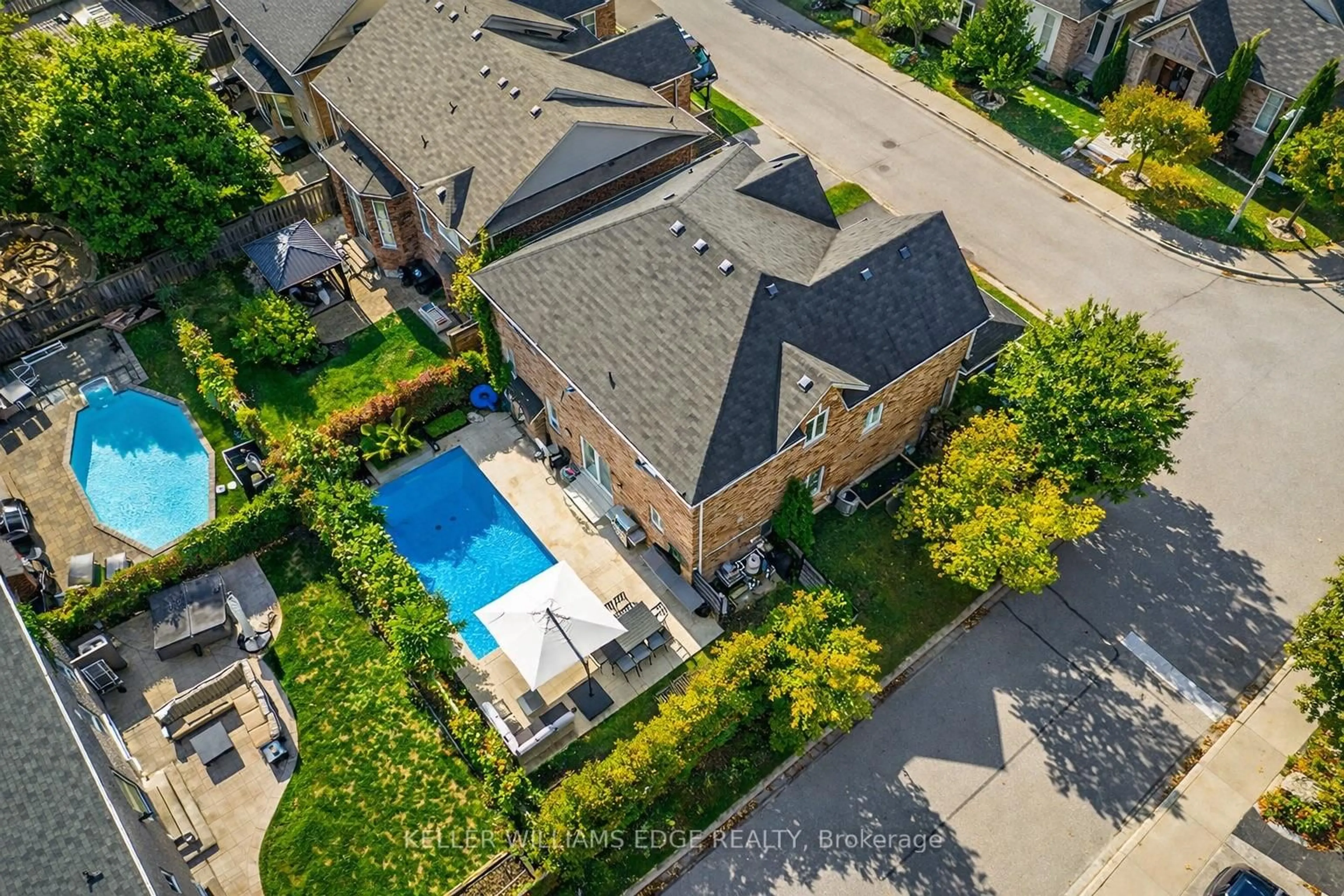 A pic from outside/outdoor area/front of a property/back of a property/a pic from drone, street for 5444 SUNDIAL Rd, Burlington Ontario L7L 7N1