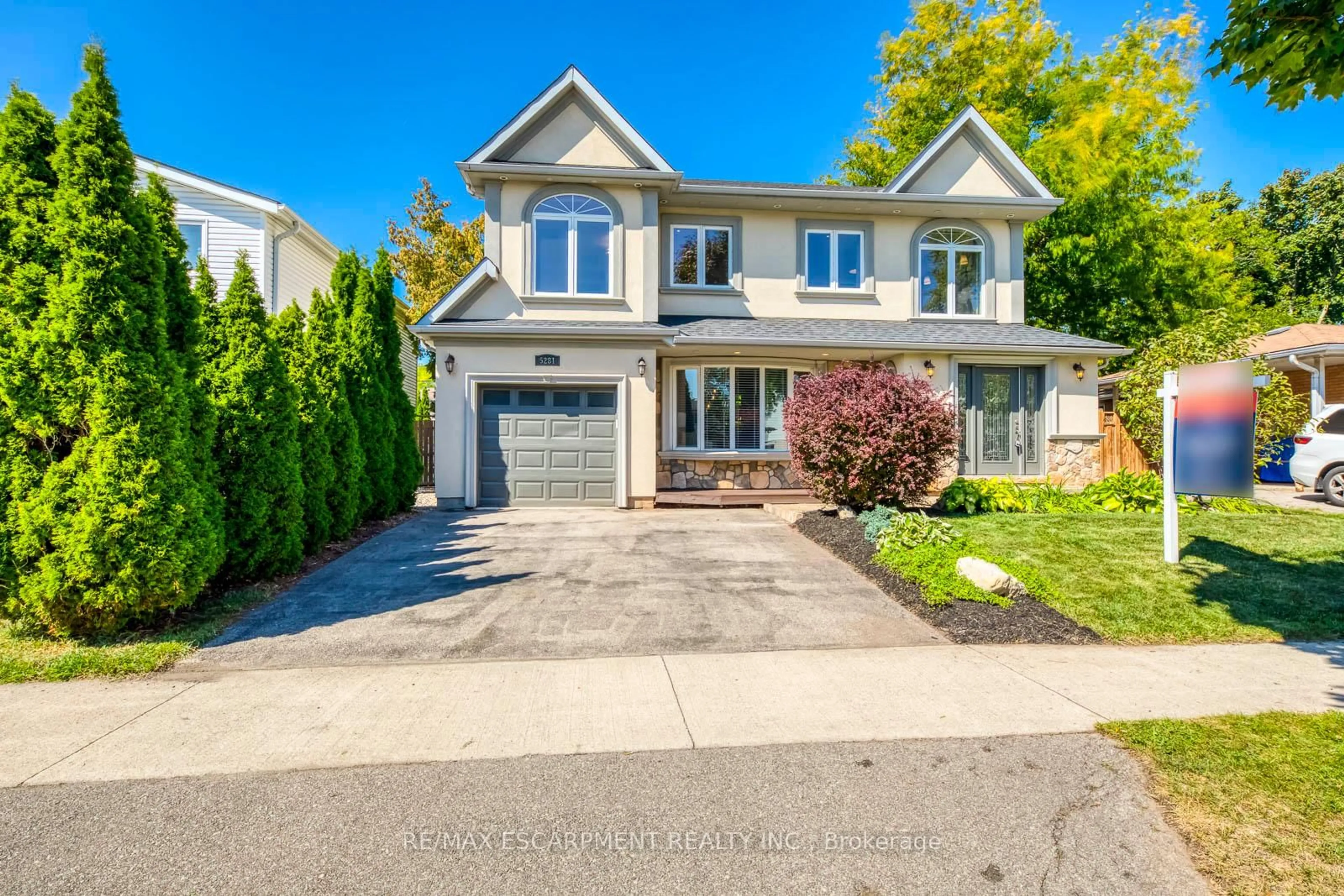 Home with vinyl exterior material, street for 5281 Cindy Lane, Burlington Ontario L7L 3Y4
