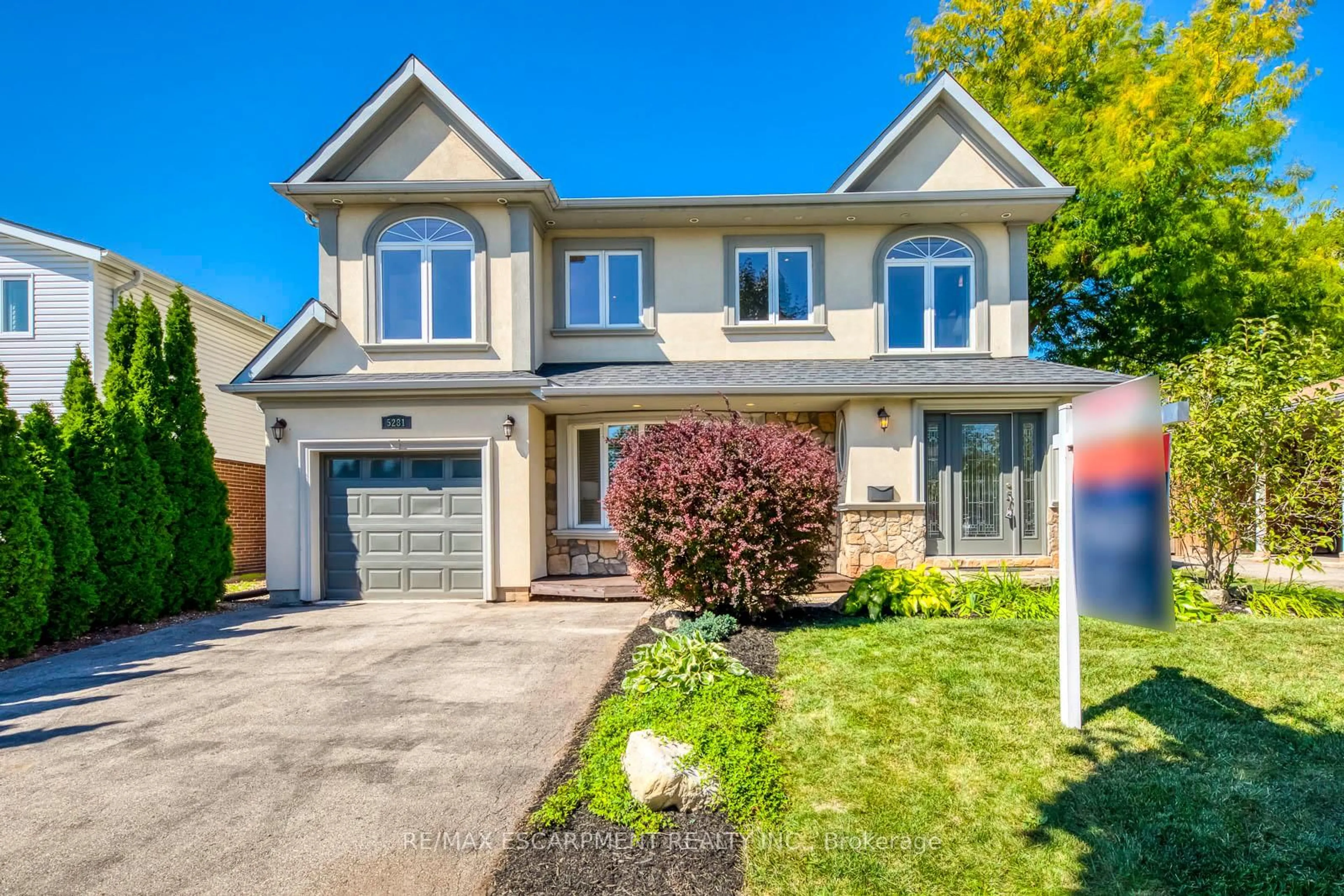 Home with vinyl exterior material, street for 5281 Cindy Lane, Burlington Ontario L7L 3Y4
