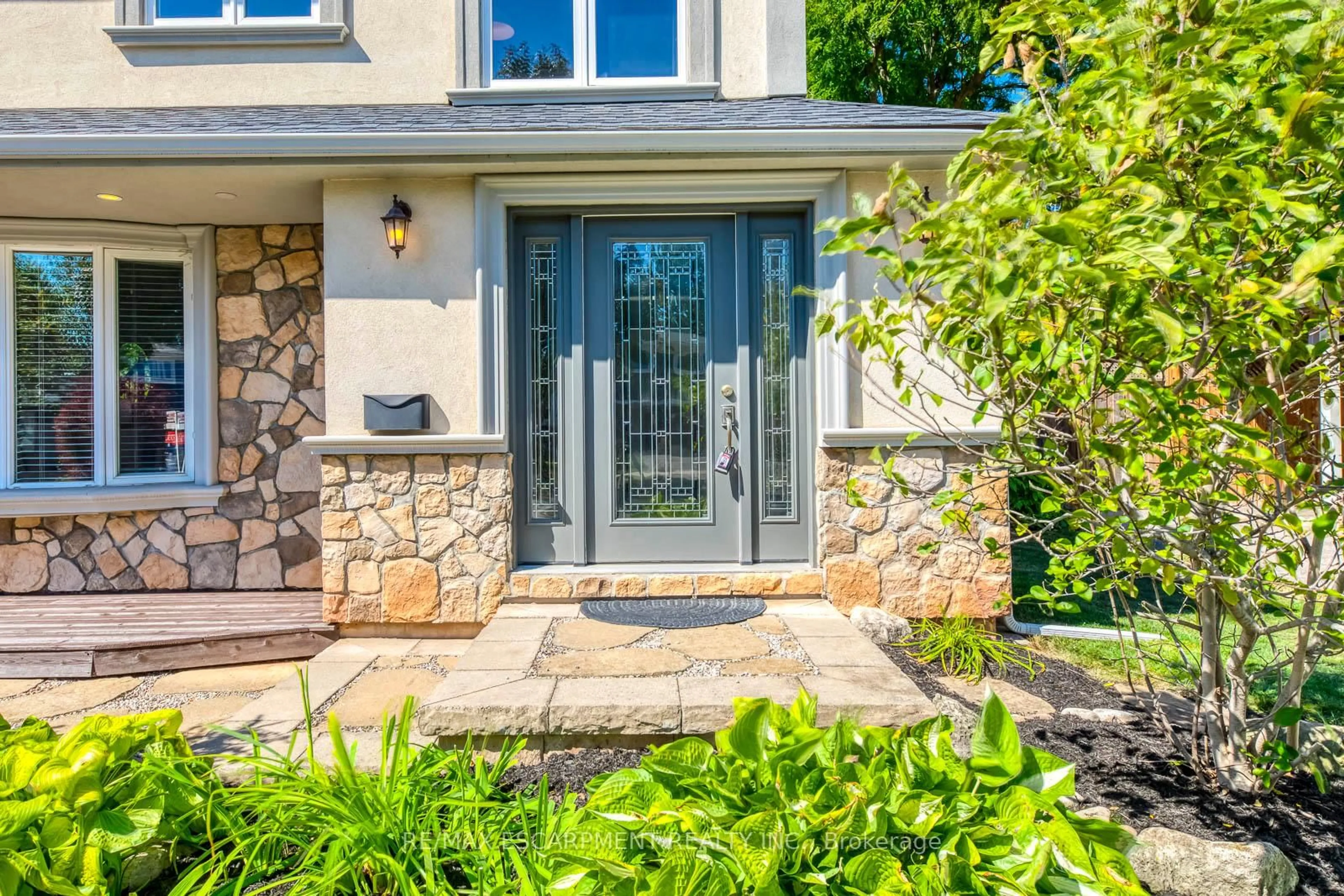 Indoor entryway for 5281 Cindy Lane, Burlington Ontario L7L 3Y4