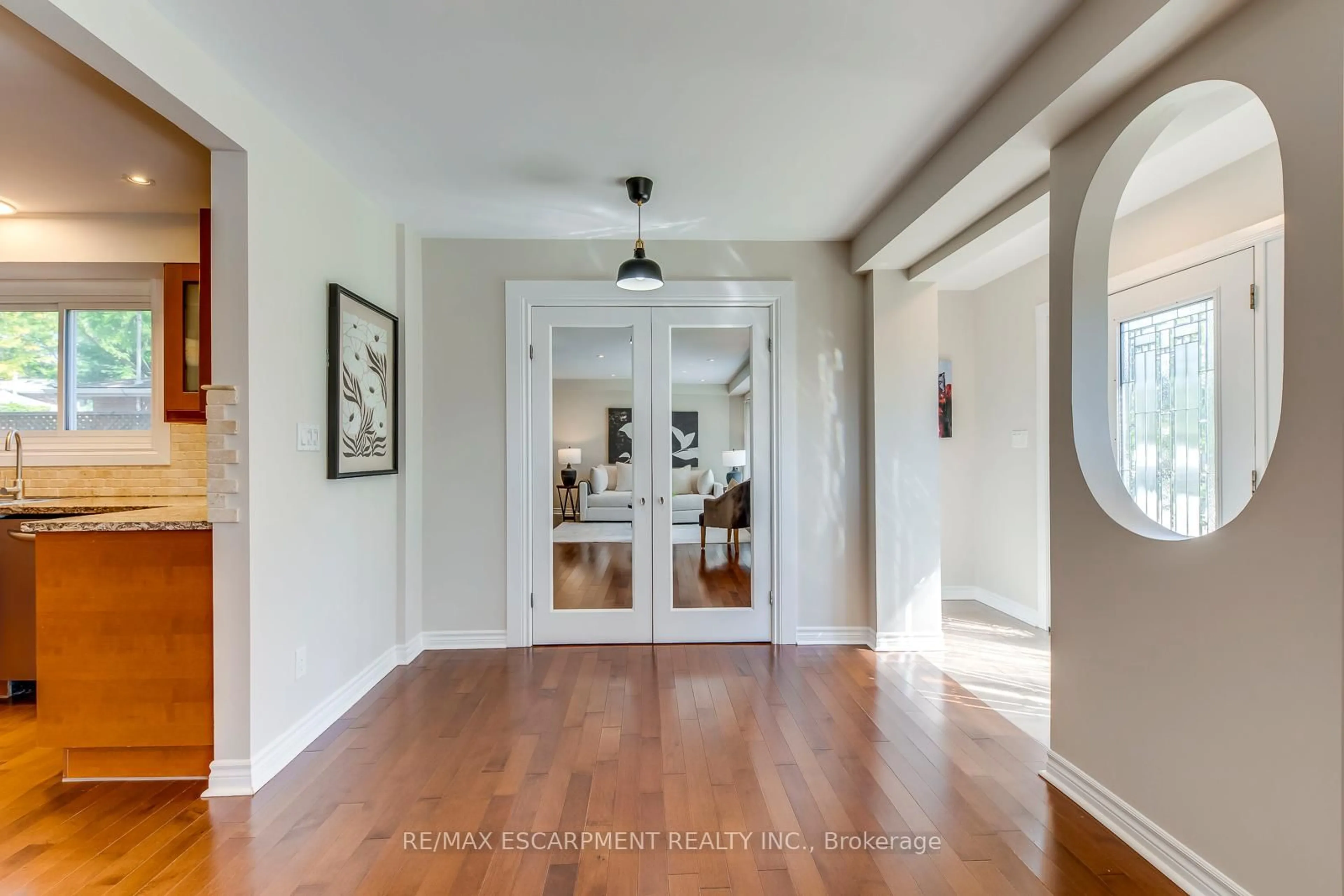 Indoor entryway for 5281 Cindy Lane, Burlington Ontario L7L 3Y4