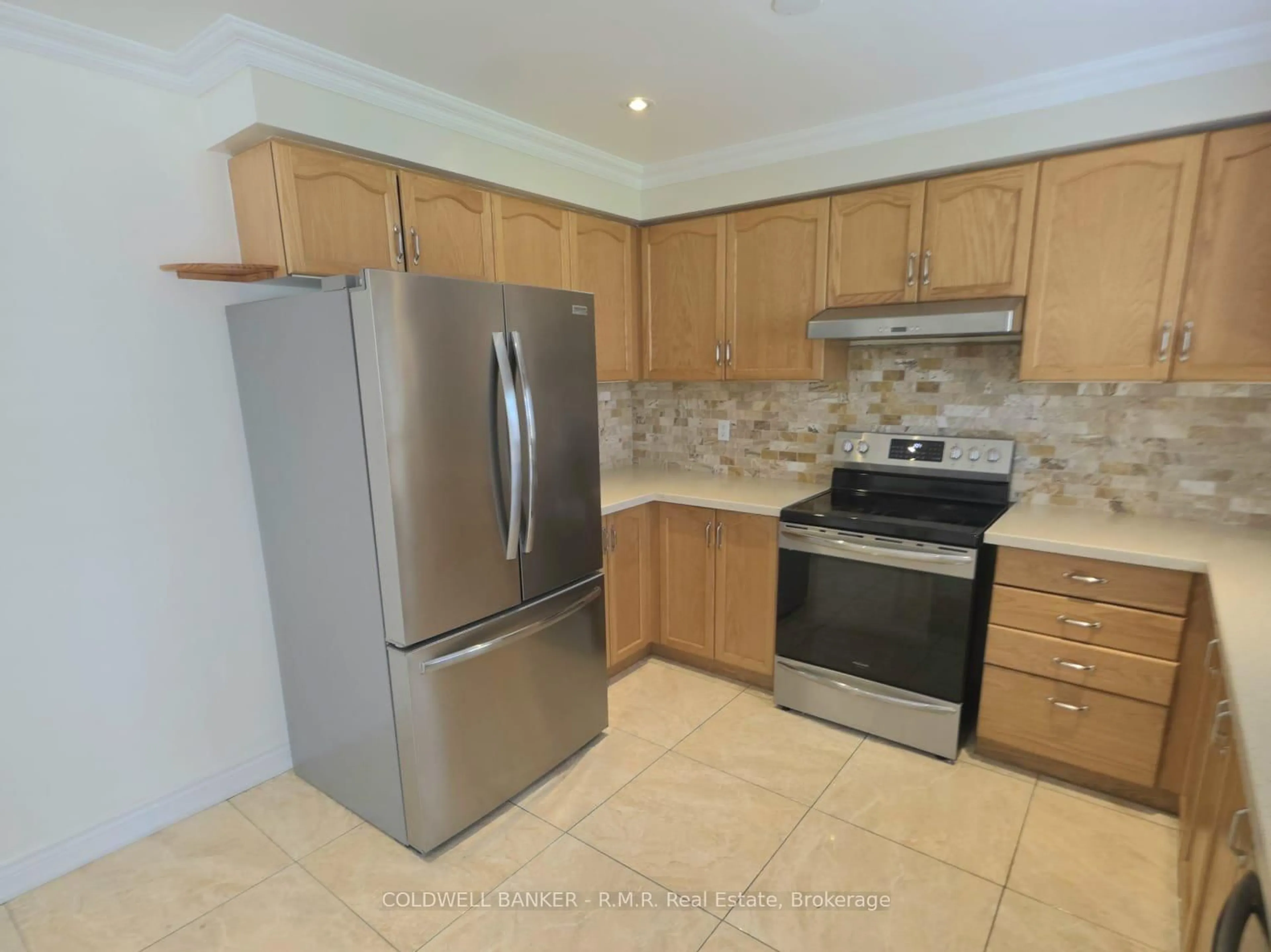 Standard kitchen, ceramic/tile floor for 7 Fletchers Creek Blvd, Brampton Ontario L6X 4R7