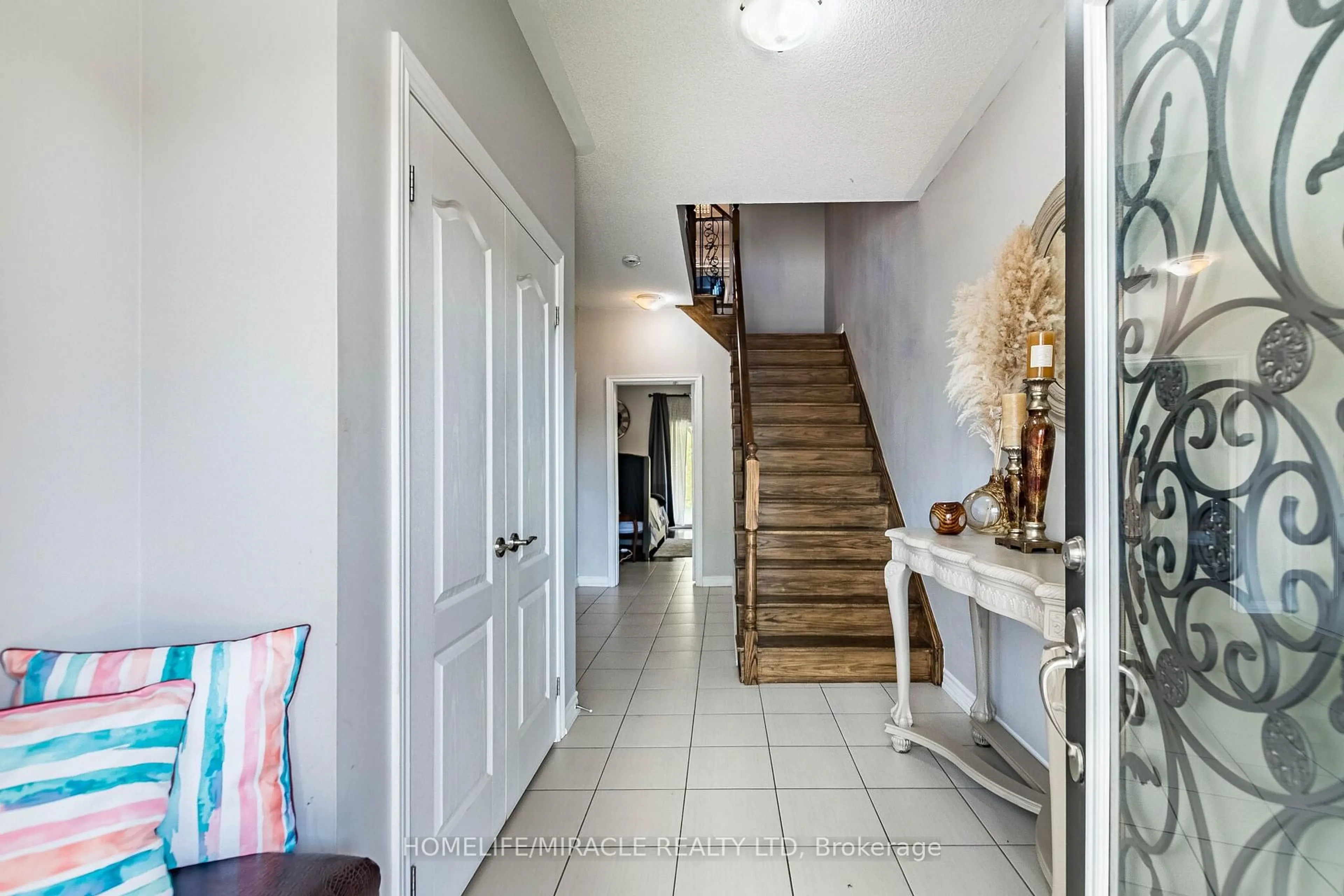 Indoor entryway for 244 ANDREWS Tr, Milton Ontario L9T 6S6