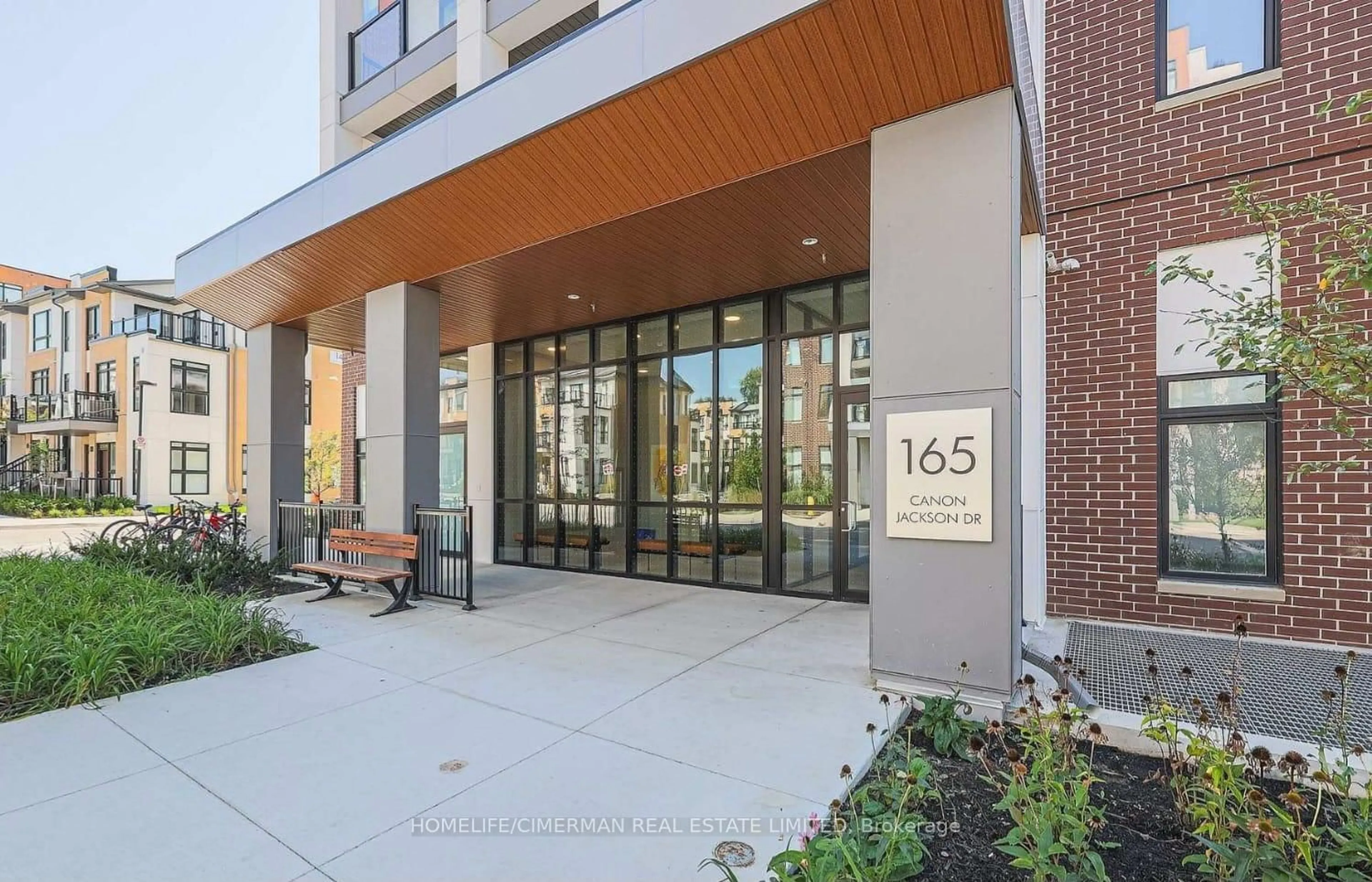 Indoor foyer for 165 Canon Jackson Dr #408, Toronto Ontario M6M 0C4
