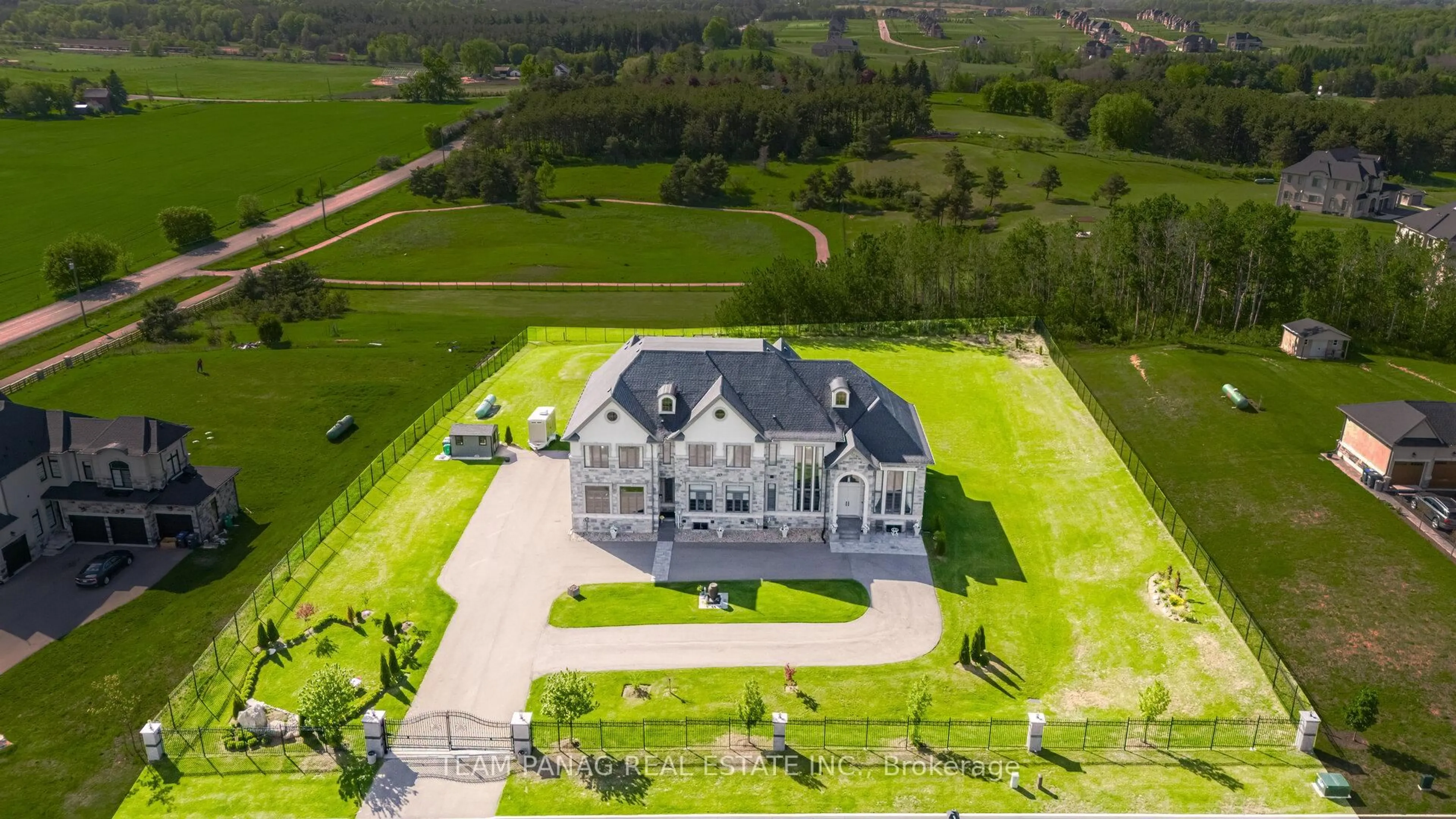 A pic from outside/outdoor area/front of a property/back of a property/a pic from drone, building for 20 Stinson St, Caledon Ontario L7E 4L6