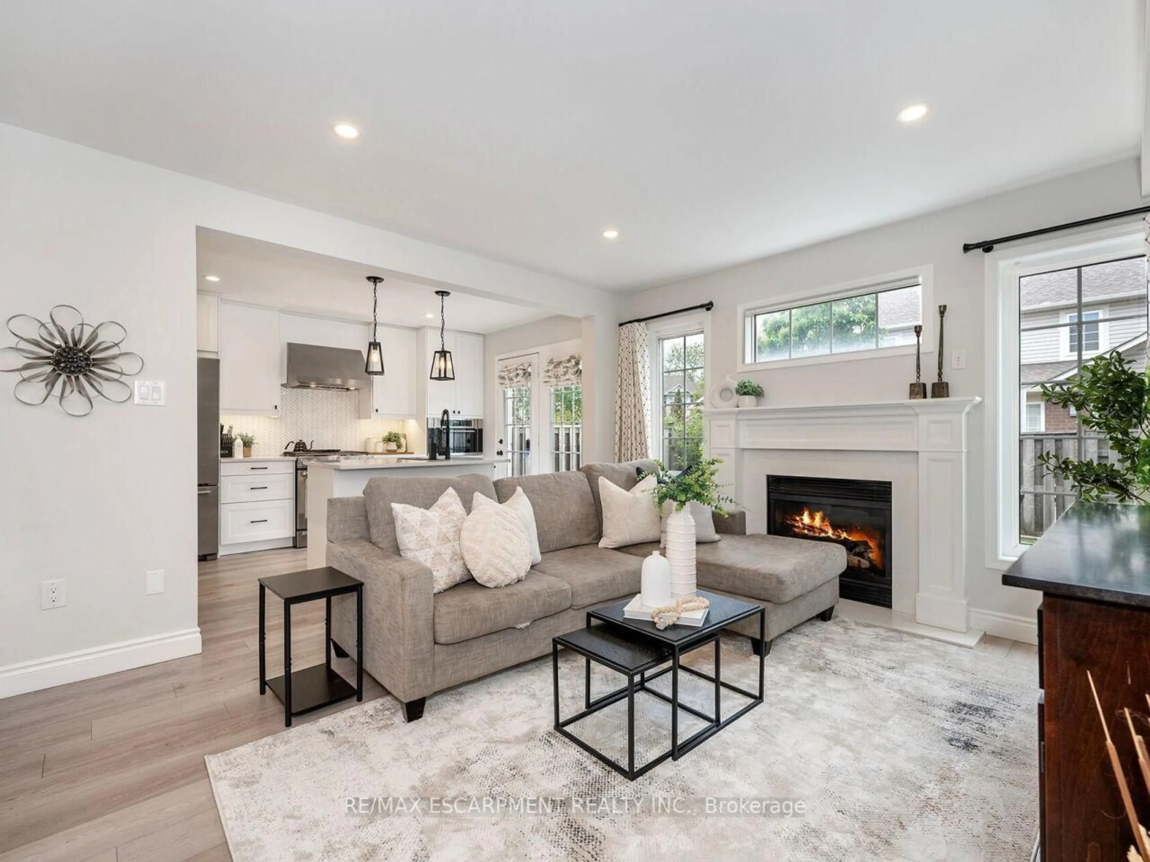 Living room with furniture, unknown for 2448 Wooden Hill Circ, Oakville Ontario L6M 4E3
