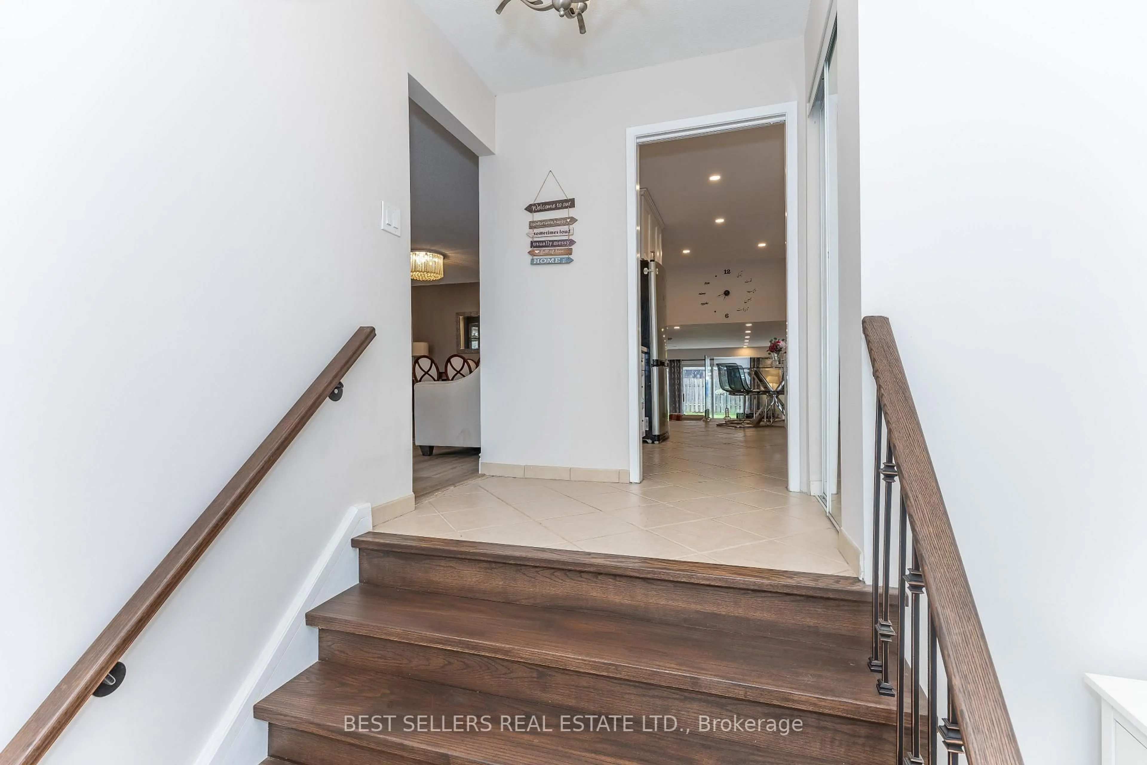 Indoor foyer for 2554 Palisander Ave, Mississauga Ontario L5B 2L2