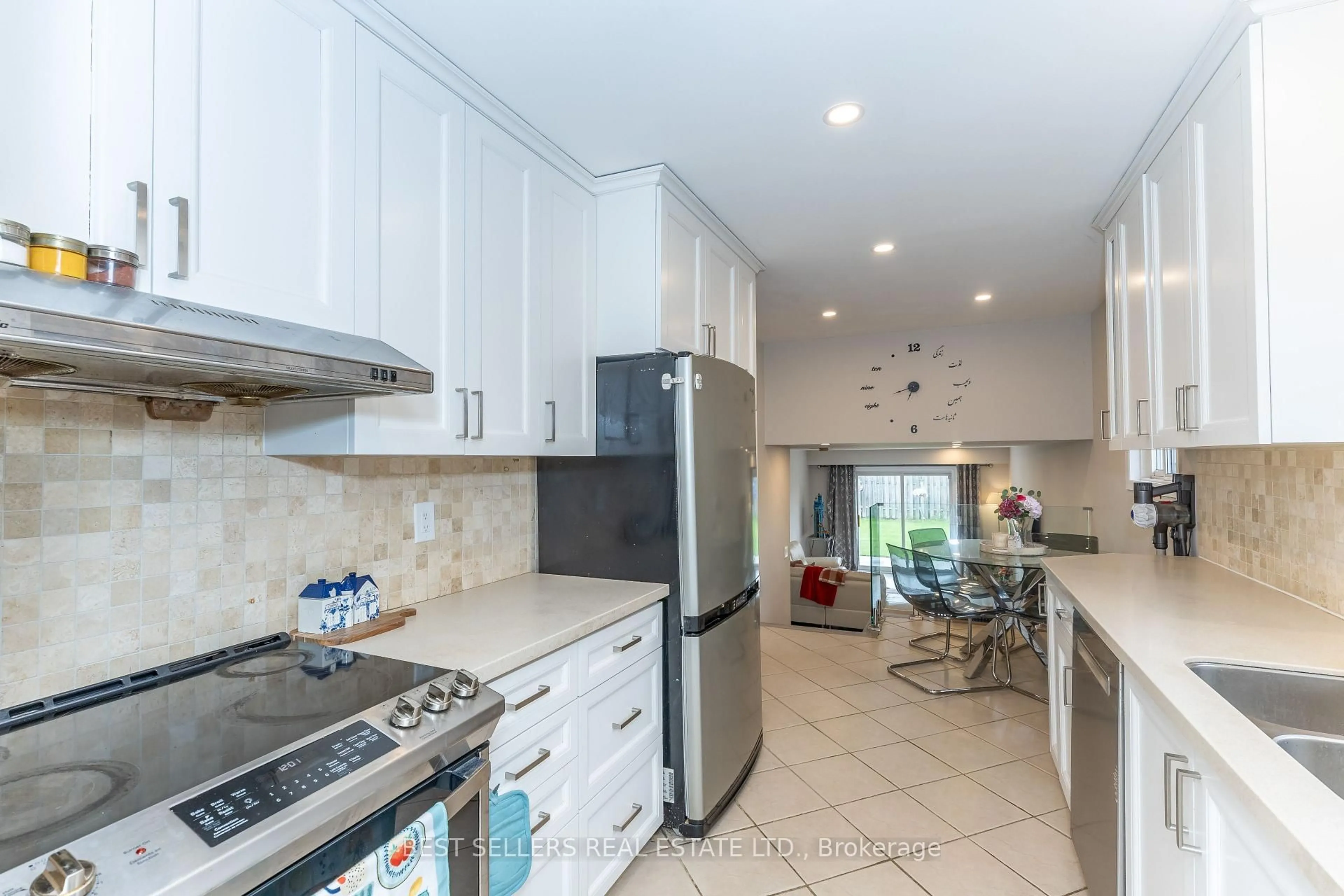 Open concept kitchen, ceramic/tile floor for 2554 Palisander Ave, Mississauga Ontario L5B 2L2