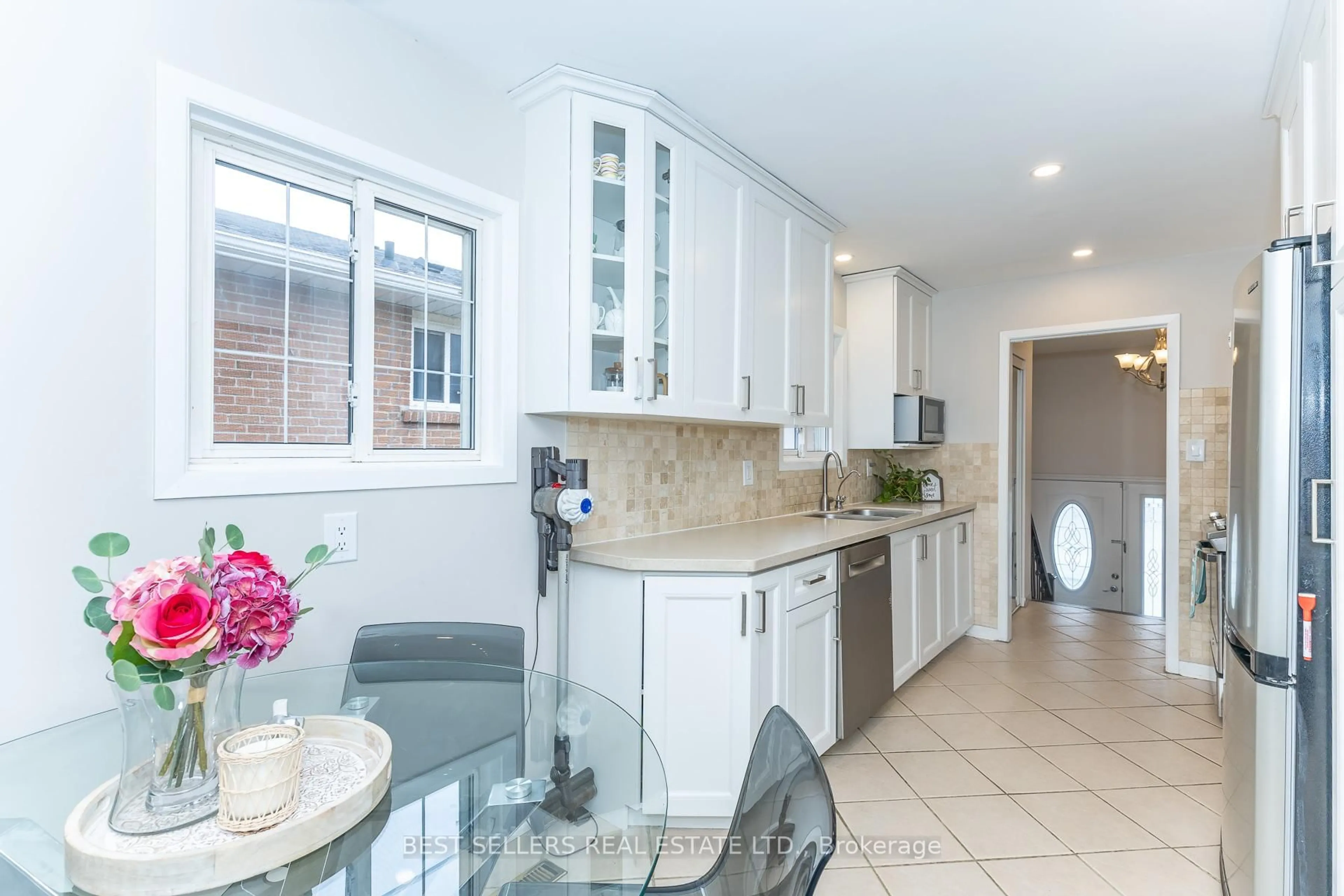 Open concept kitchen, ceramic/tile floor for 2554 Palisander Ave, Mississauga Ontario L5B 2L2