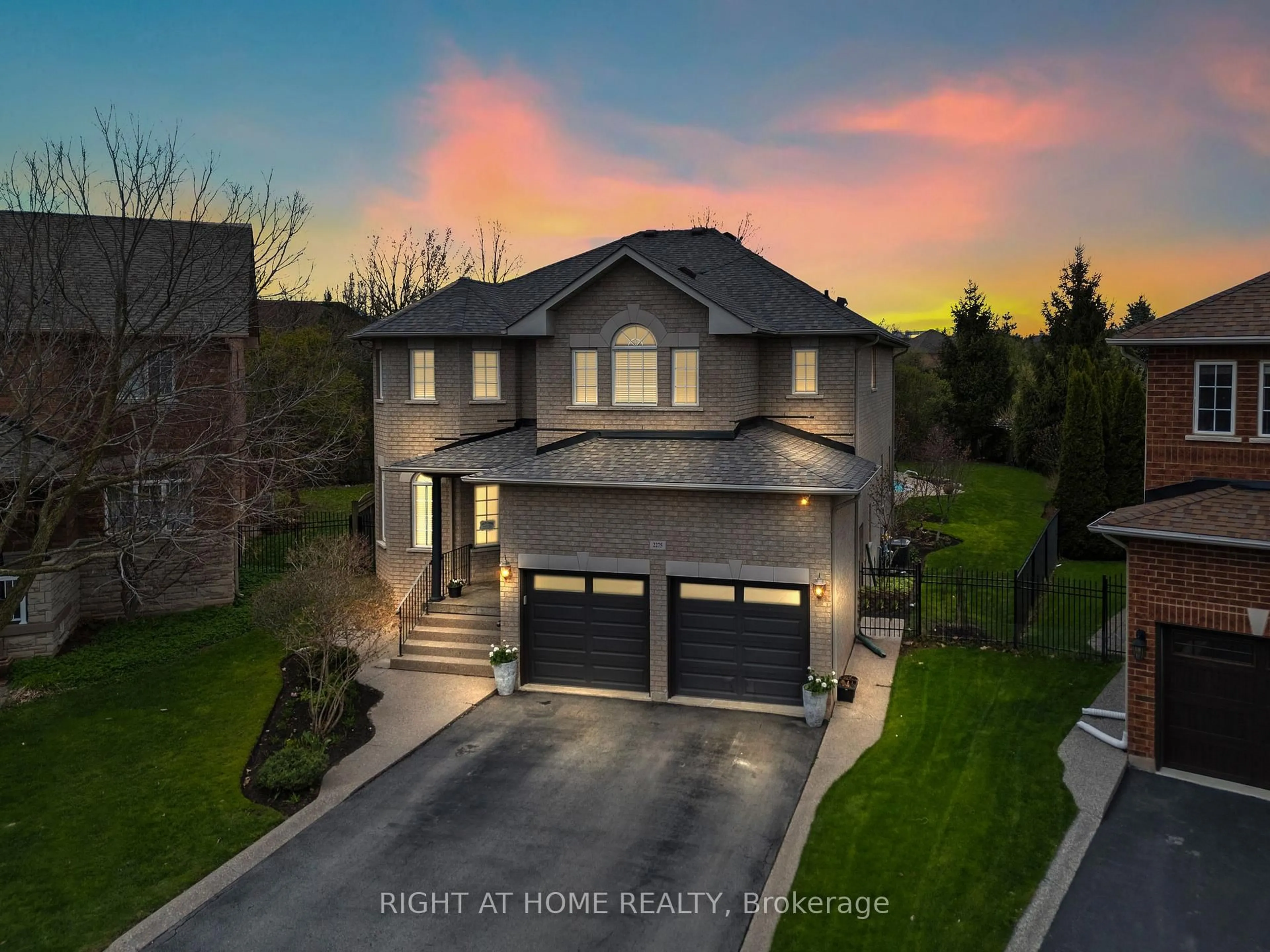 A pic from outside/outdoor area/front of a property/back of a property/a pic from drone, street for 2275 Whitecliffe Way, Oakville Ontario L6M 4W3