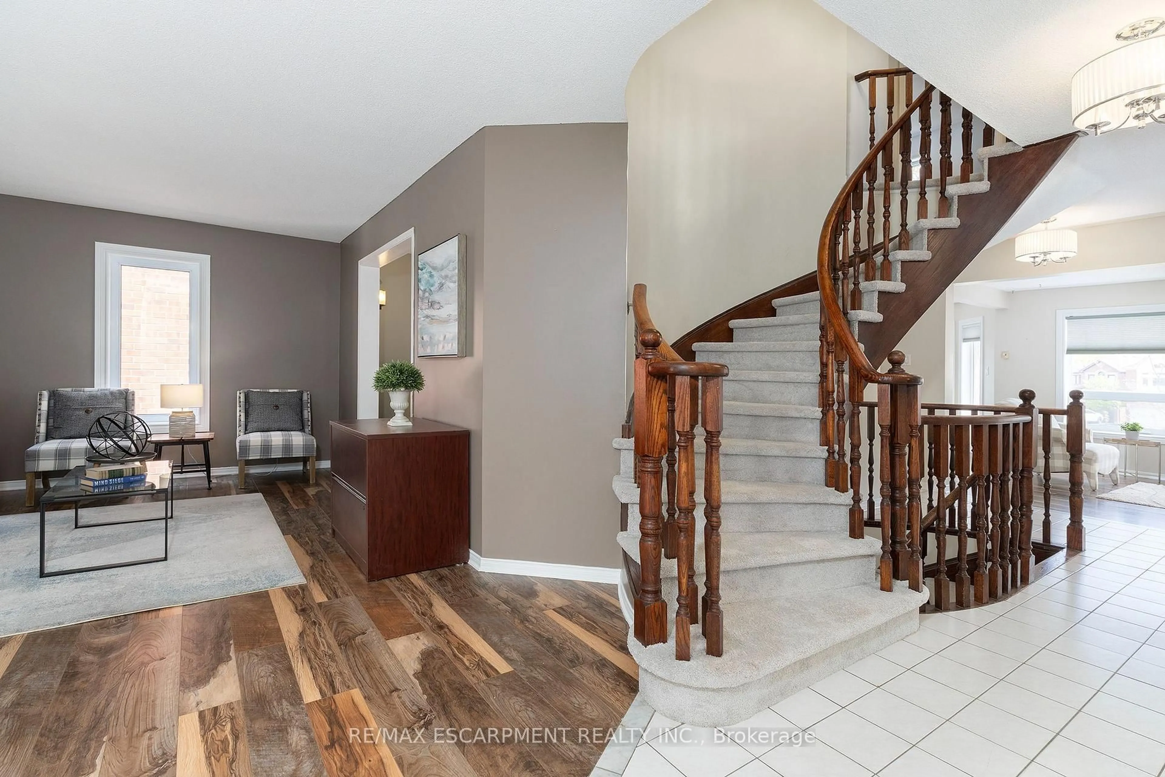 Indoor entryway for 5 Early St, Halton Hills Ontario L7G 5T6