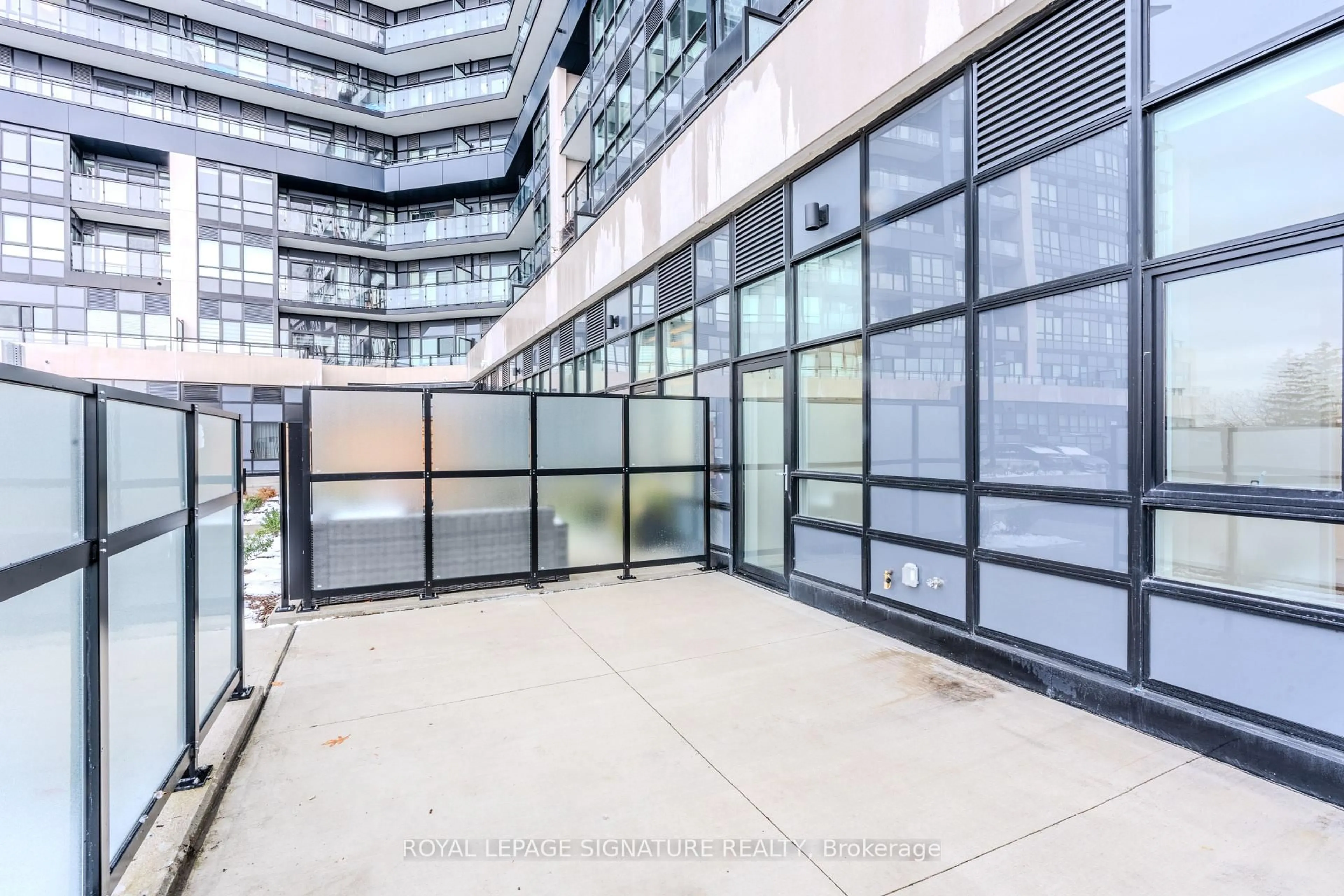 Indoor foyer for 395 Dundas St #132, Oakville Ontario L6M 5R8