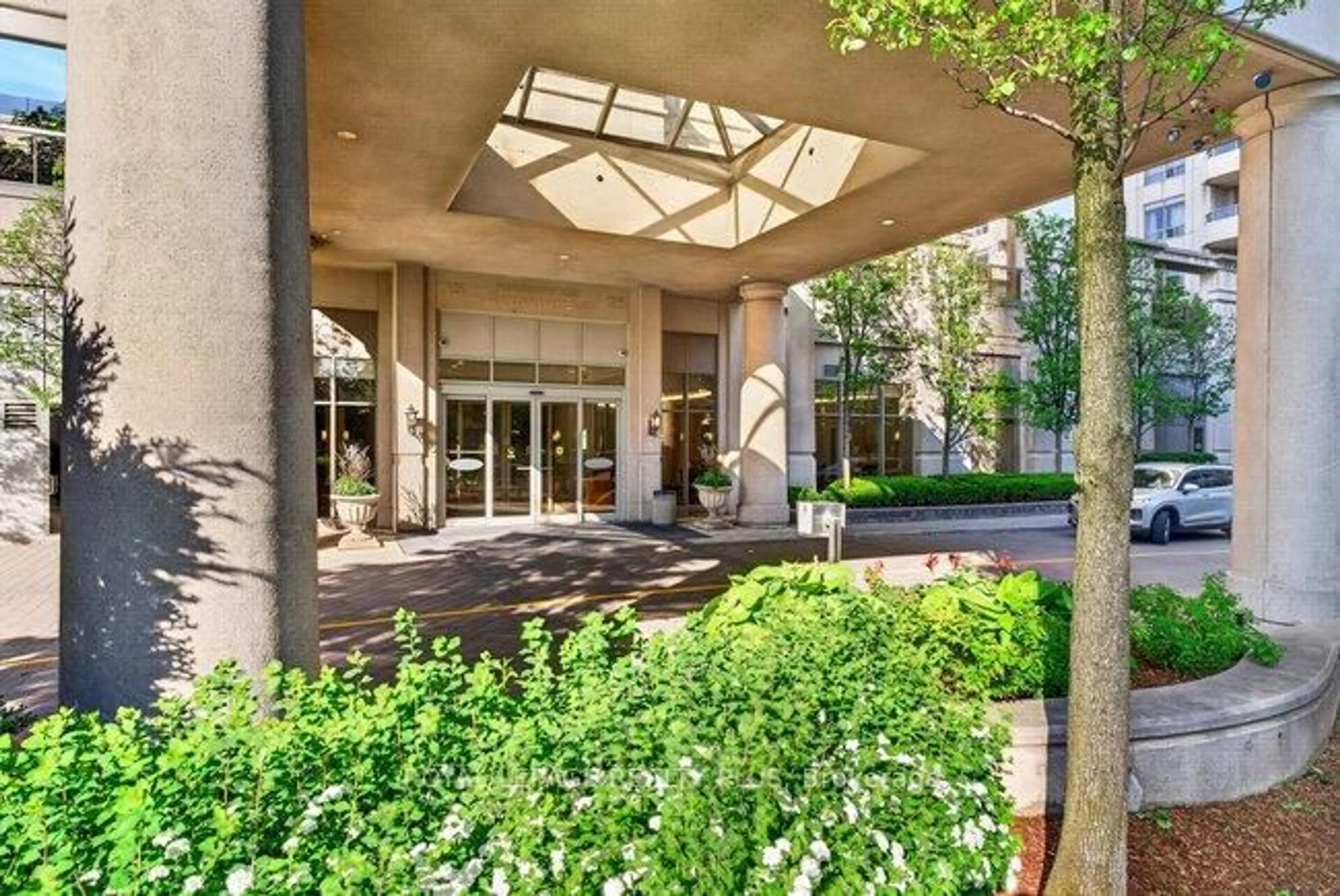 Indoor foyer for 35 Kingsbridge Garden Circ #TPH4, Mississauga Ontario L5R 3Z5