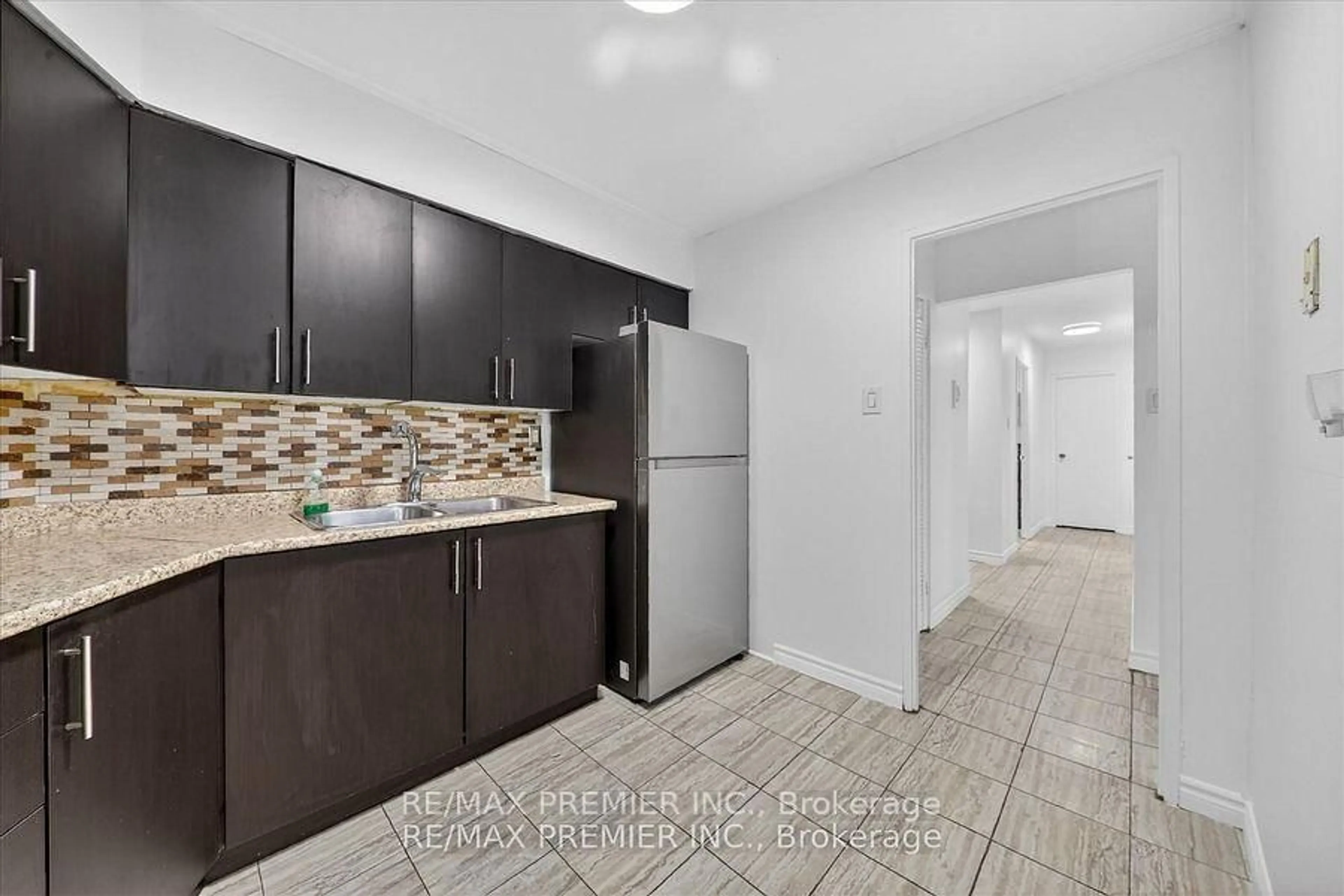 Standard kitchen, ceramic/tile floor for 3555 Derry Rd #712, Mississauga Ontario L4T 1B2