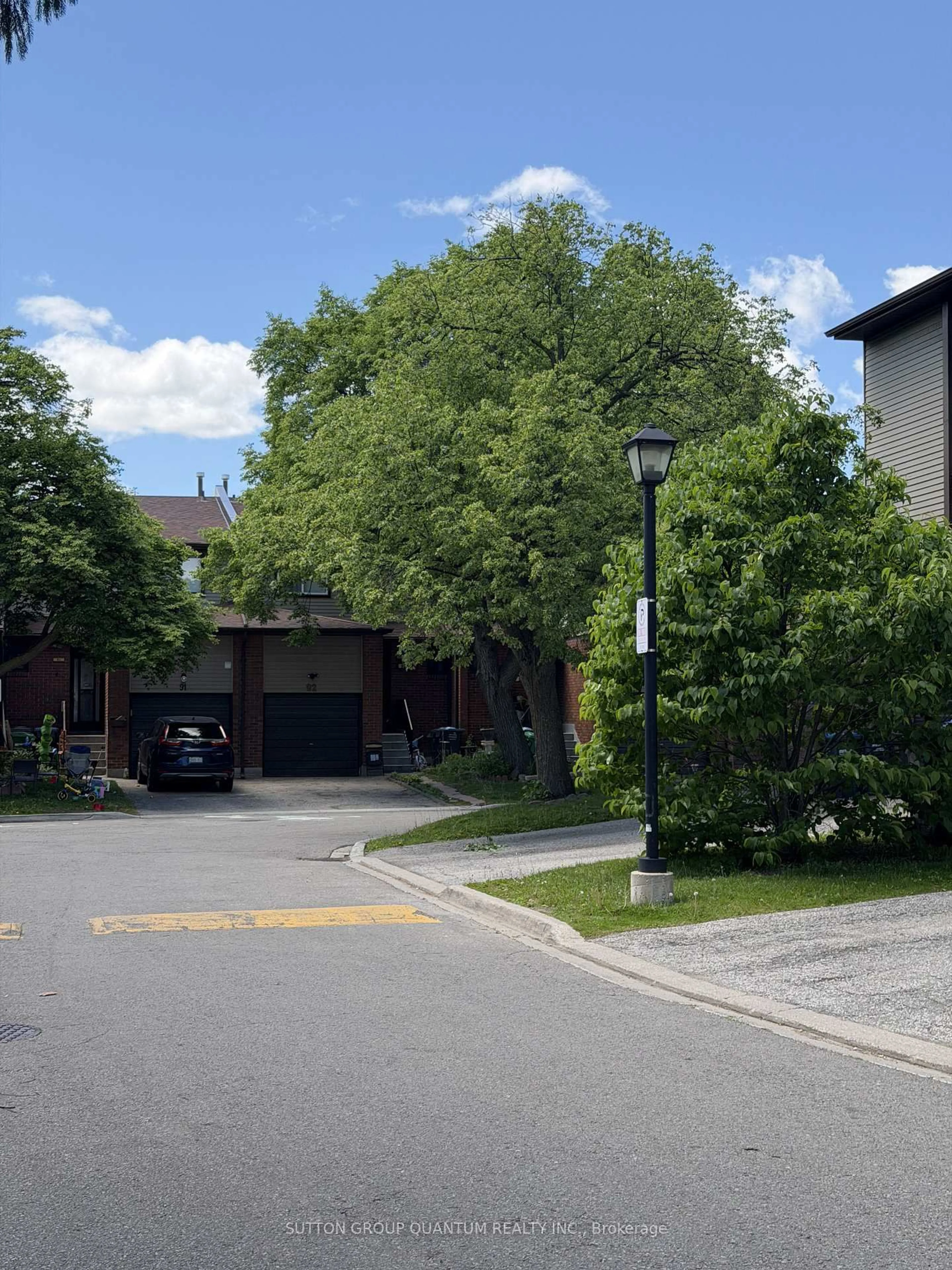 A pic from outside/outdoor area/front of a property/back of a property/a pic from drone, street for 48 Carleton Pl, Brampton Ontario L6T 3Z4