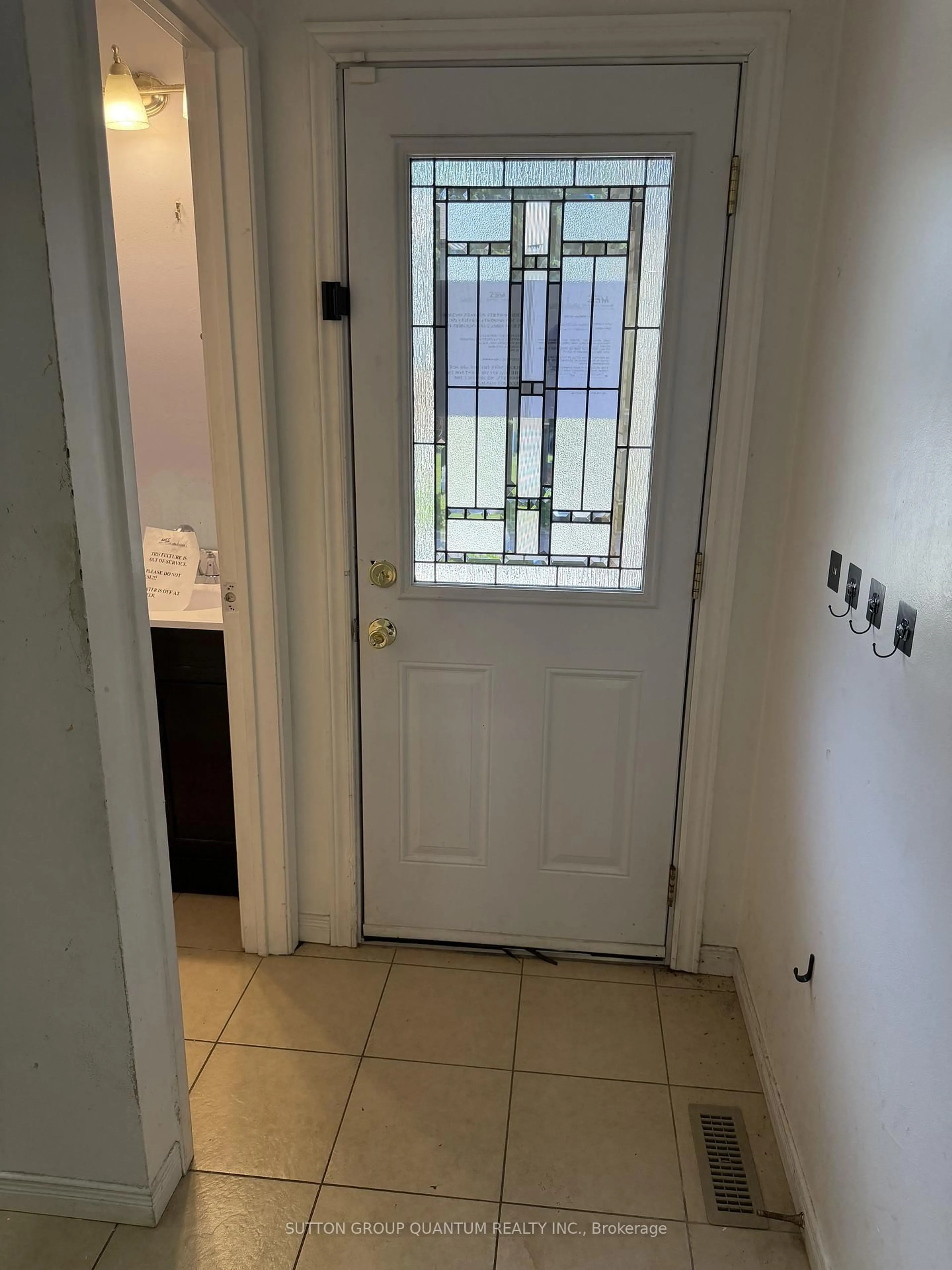 Indoor entryway for 48 Carleton Pl, Brampton Ontario L6T 3Z4