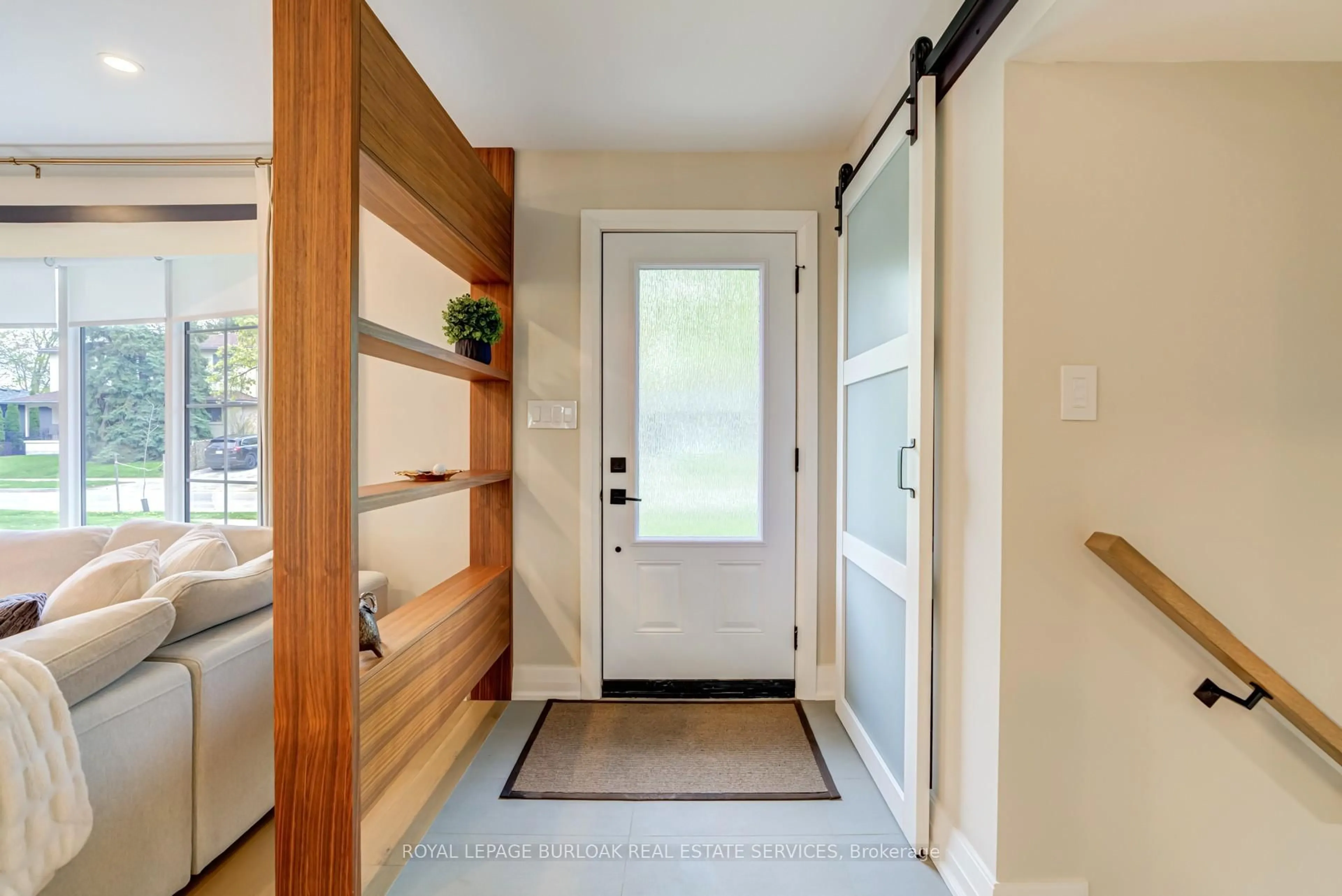 Indoor entryway for 5226 Spruce Ave, Burlington Ontario L7L 1N1