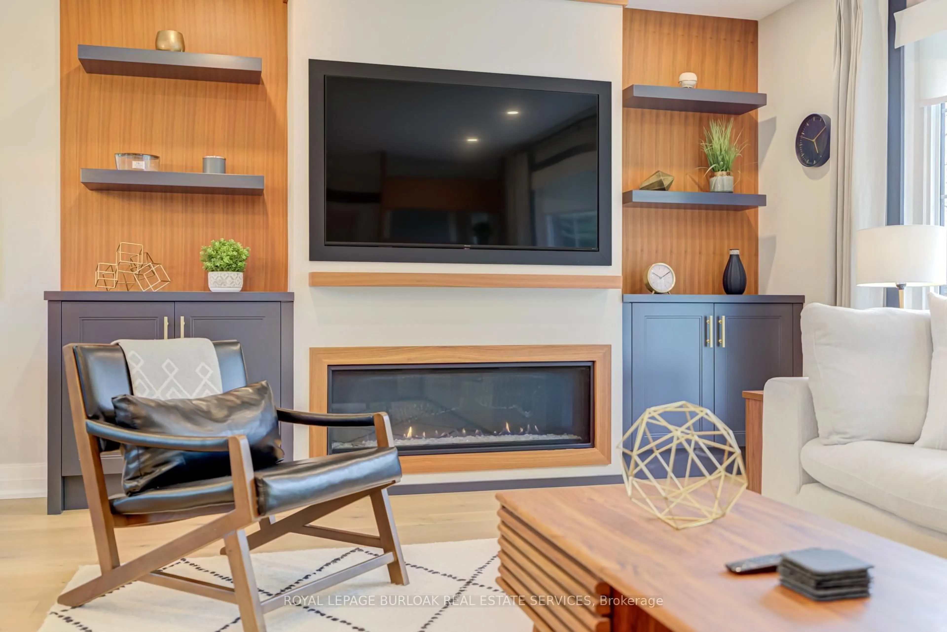 Living room with furniture, unknown for 5226 Spruce Ave, Burlington Ontario L7L 1N1