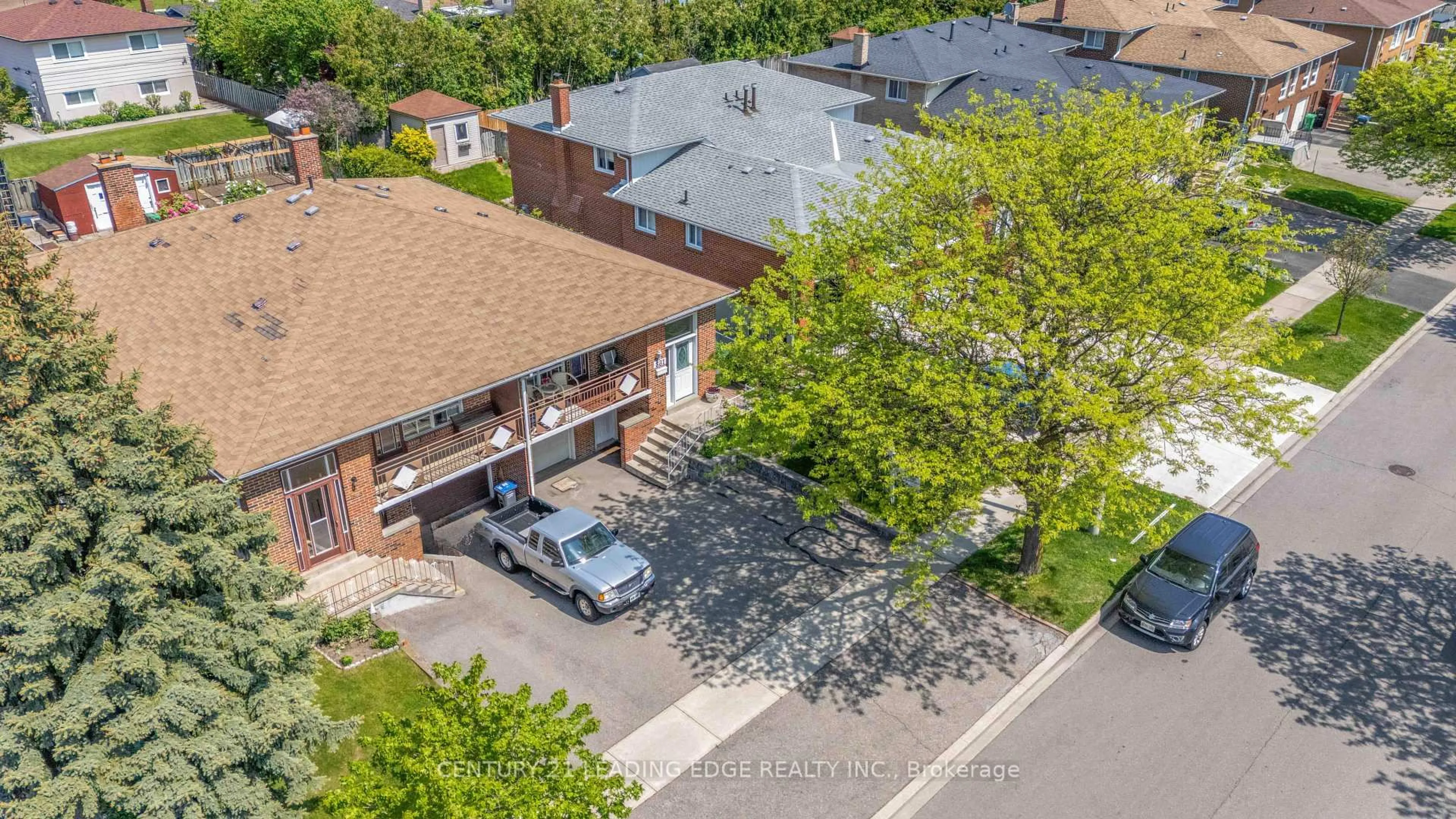 A pic from outside/outdoor area/front of a property/back of a property/a pic from drone, street for 881 Blairholm Ave, Mississauga Ontario L5C 1G5