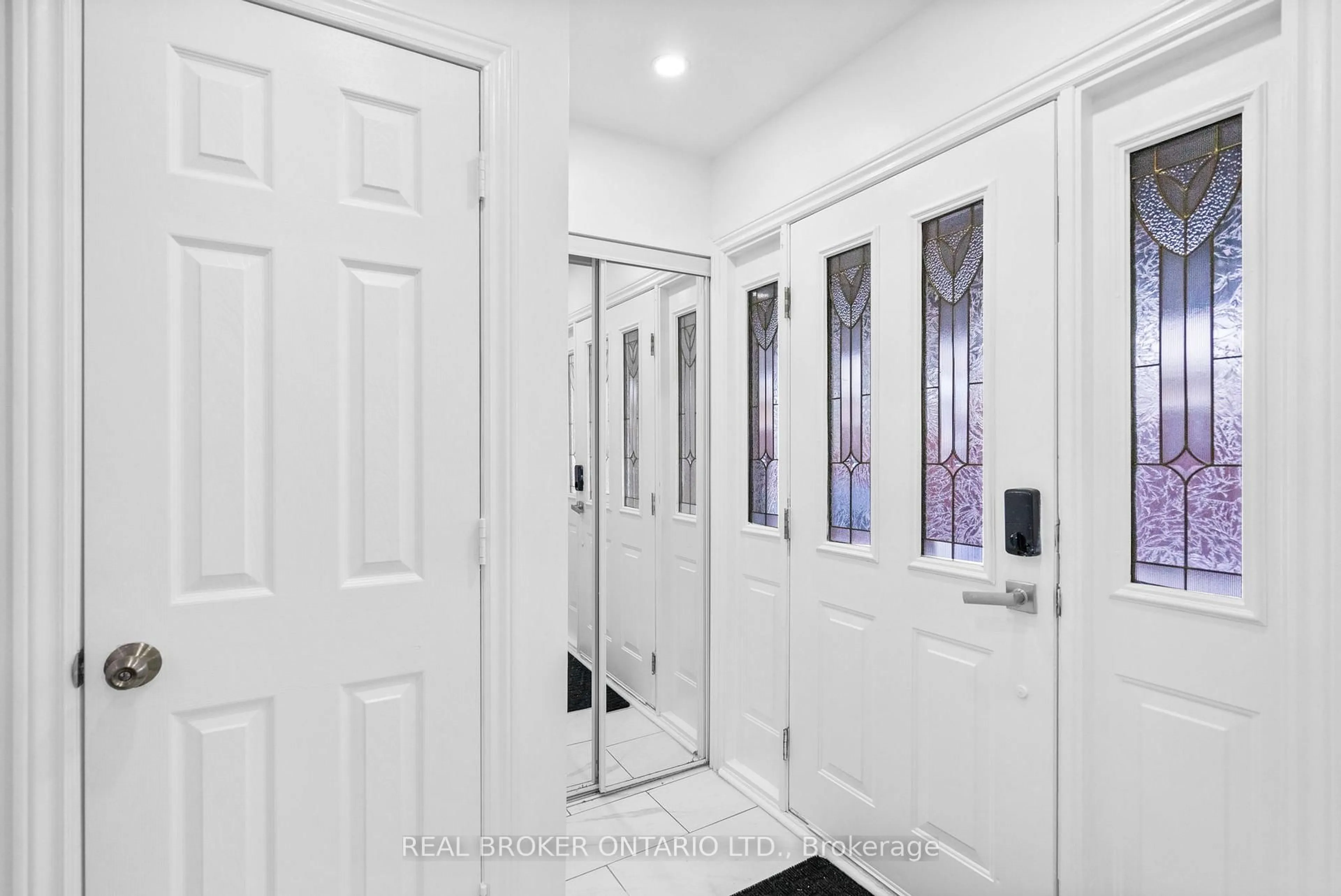 Indoor entryway for 11 Cathcart Cres, Brampton Ontario L6T 2A4