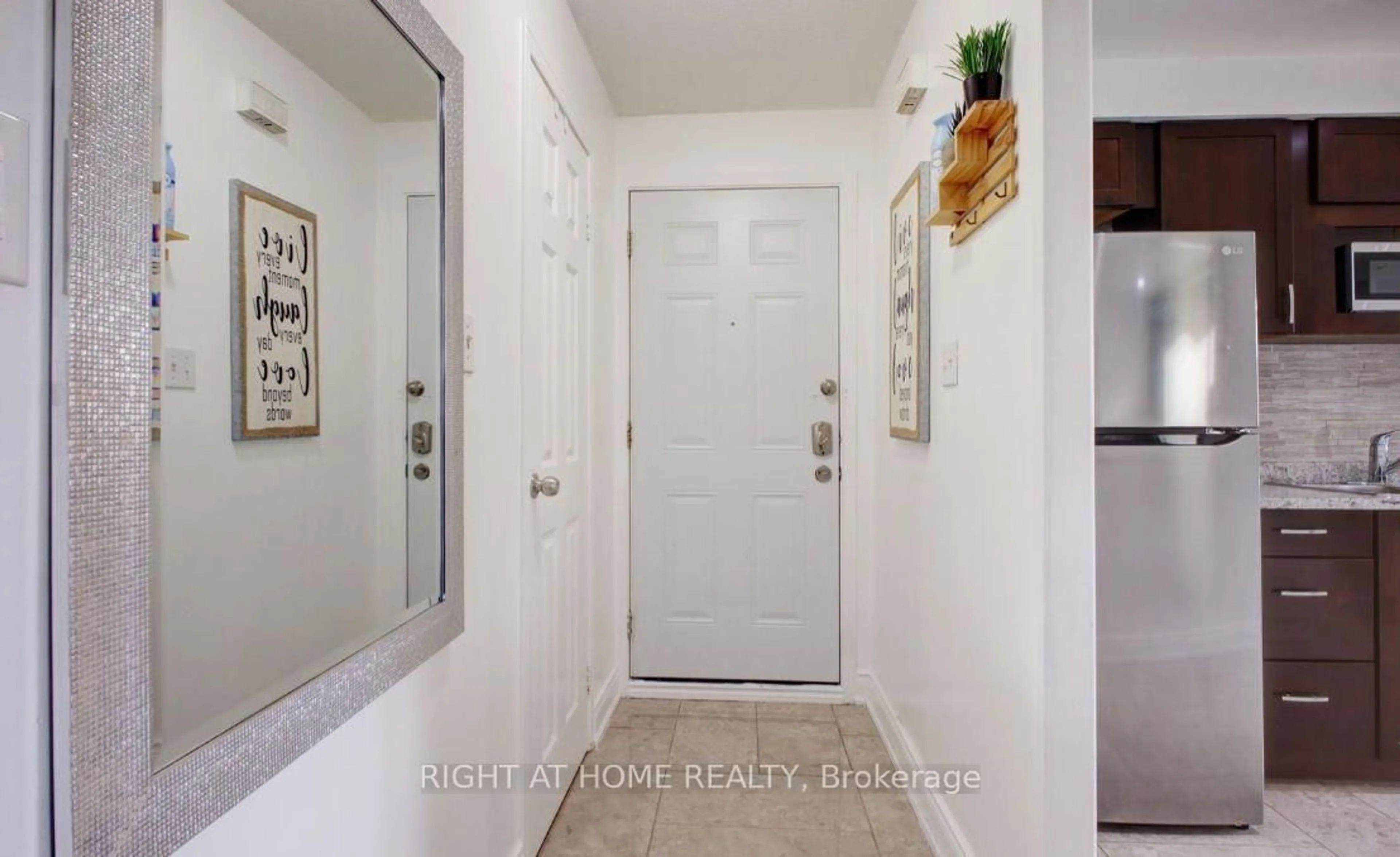 Indoor entryway for 3040 Constitution Blvd #141, Mississauga Ontario L4Y 3X7