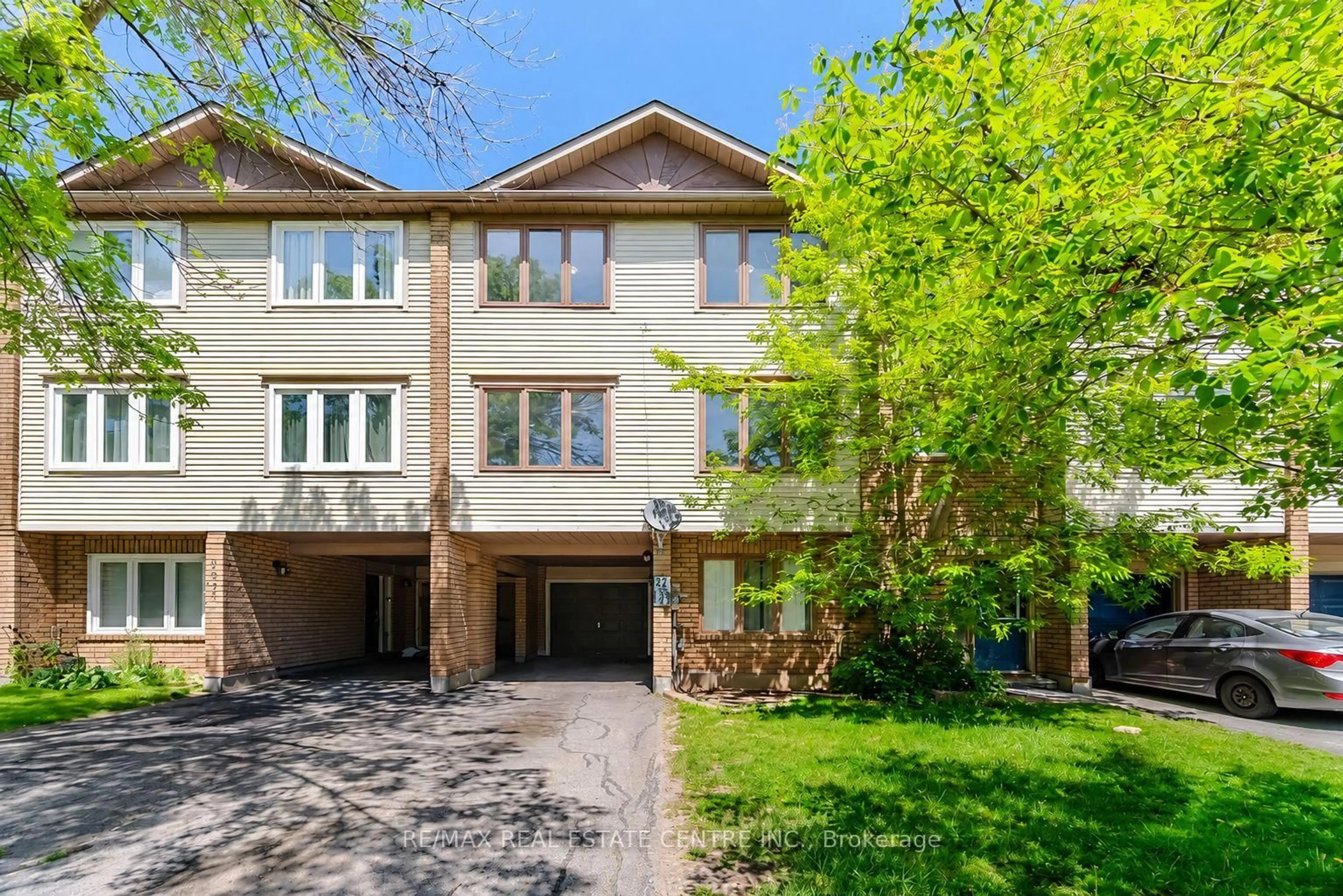 Home with brick exterior material, street for 2349 Strawfield Crt, Oakville Ontario L6H 6C2