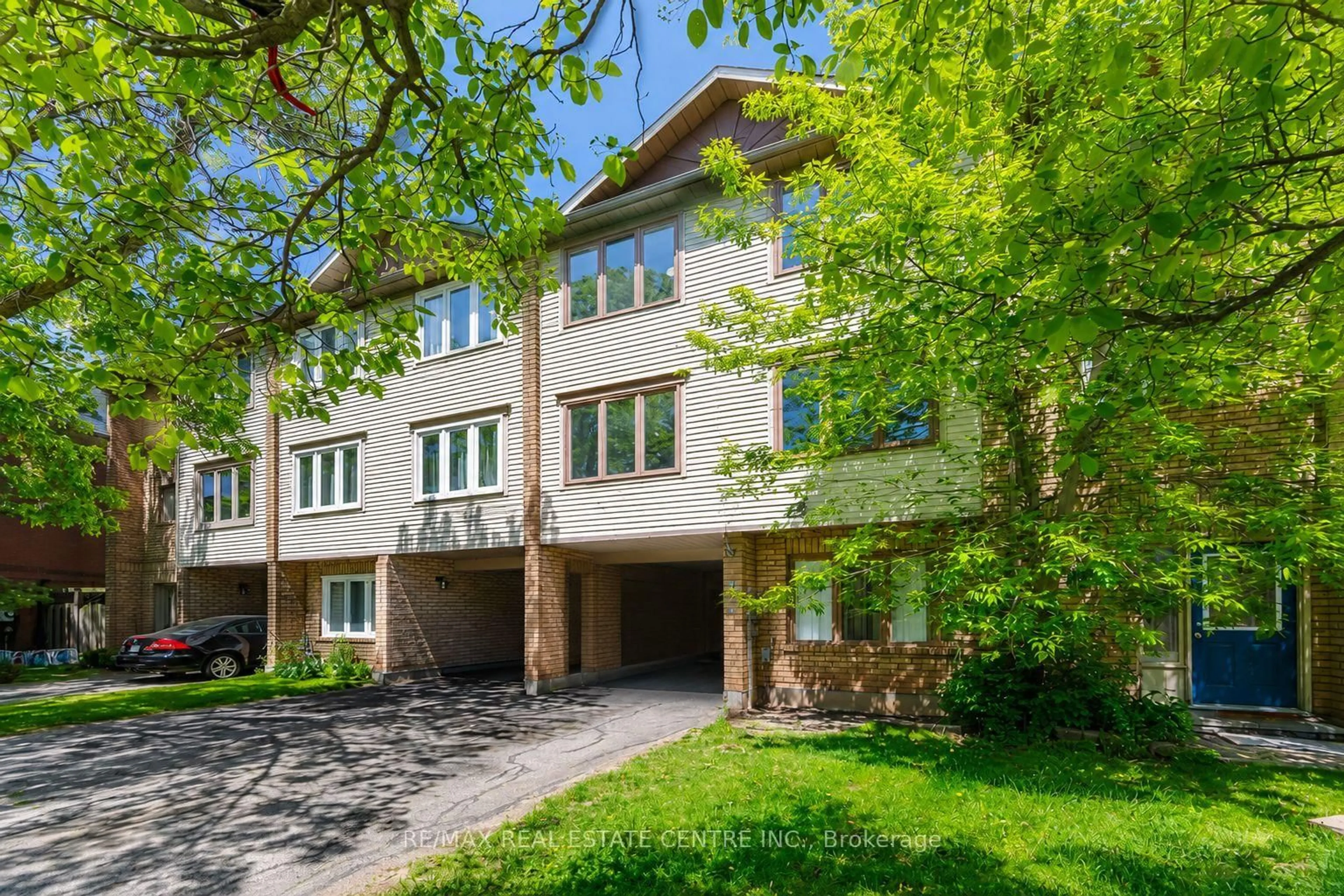 A pic from outside/outdoor area/front of a property/back of a property/a pic from drone, street for 2349 Strawfield Crt, Oakville Ontario L6H 6C2