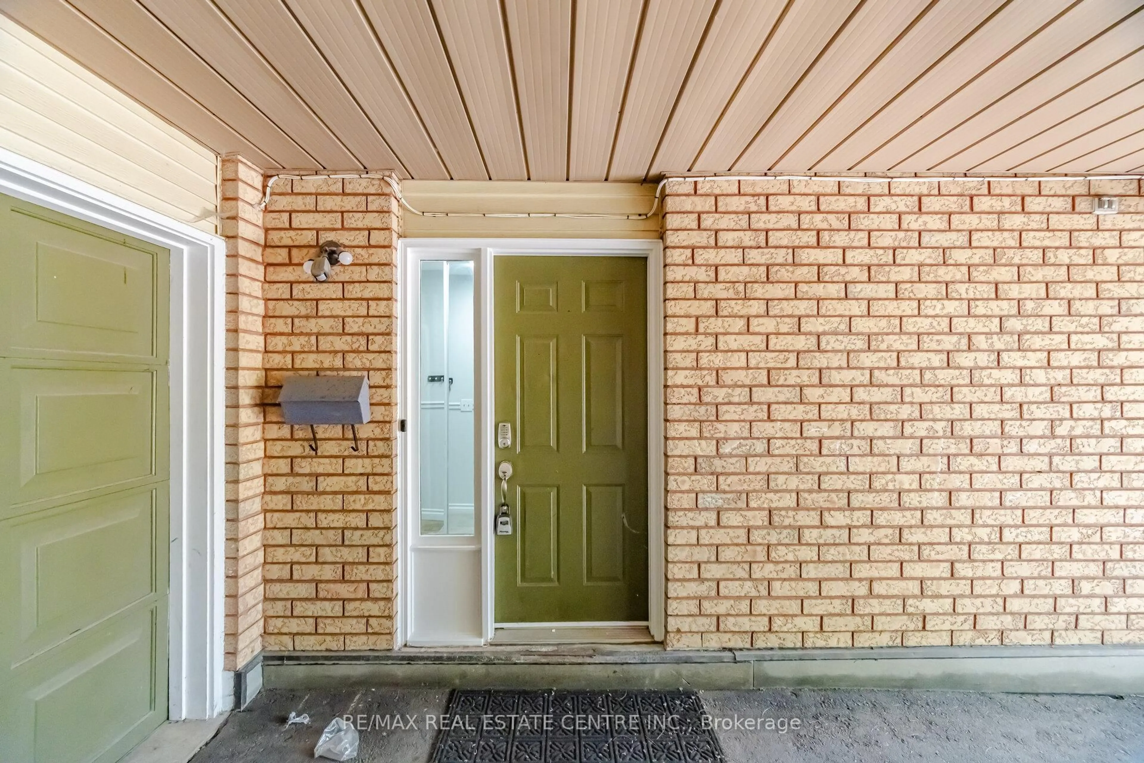 Home with brick exterior material, street for 2349 Strawfield Crt, Oakville Ontario L6H 6C2