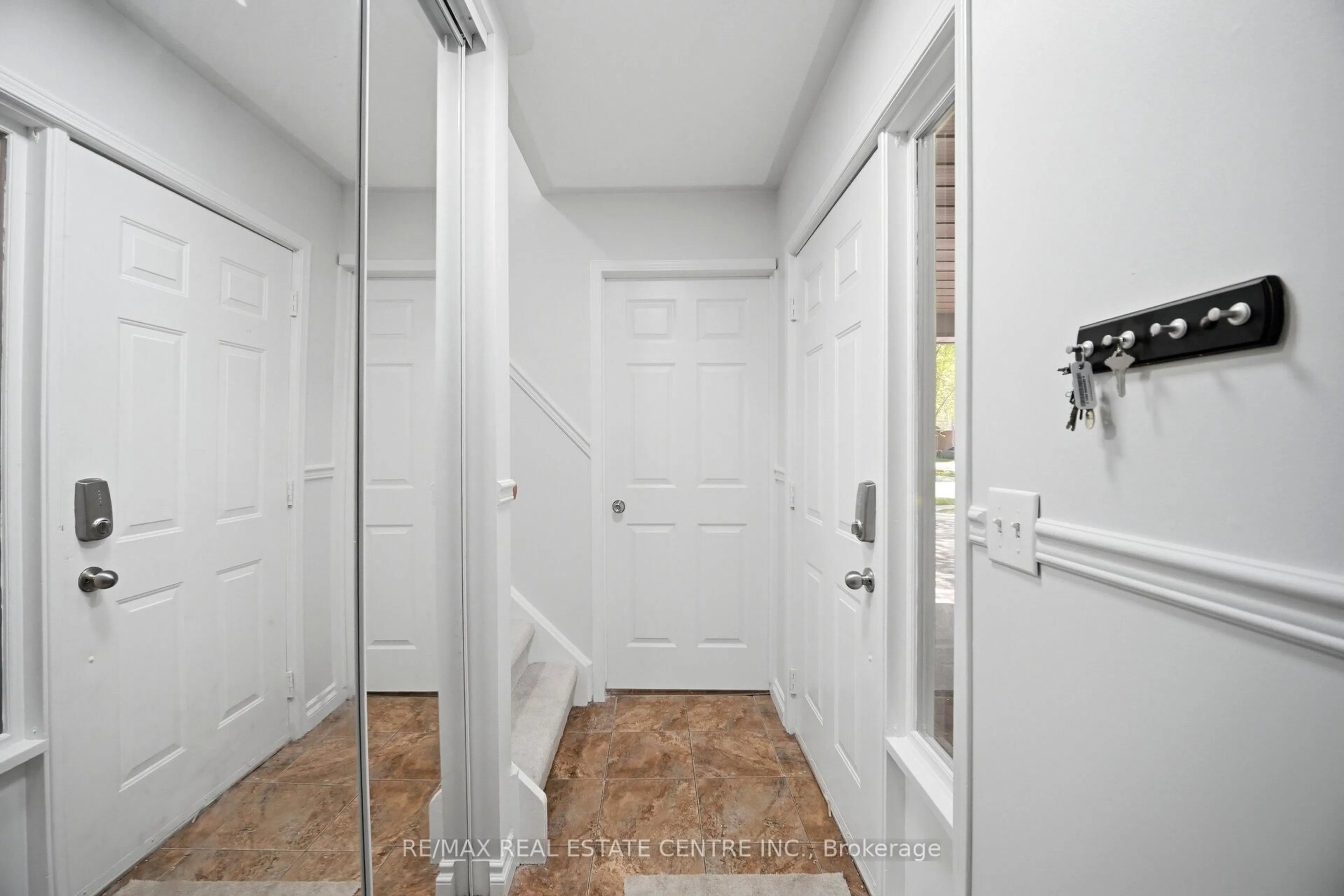 Indoor entryway for 2349 Strawfield Crt, Oakville Ontario L6H 6C2