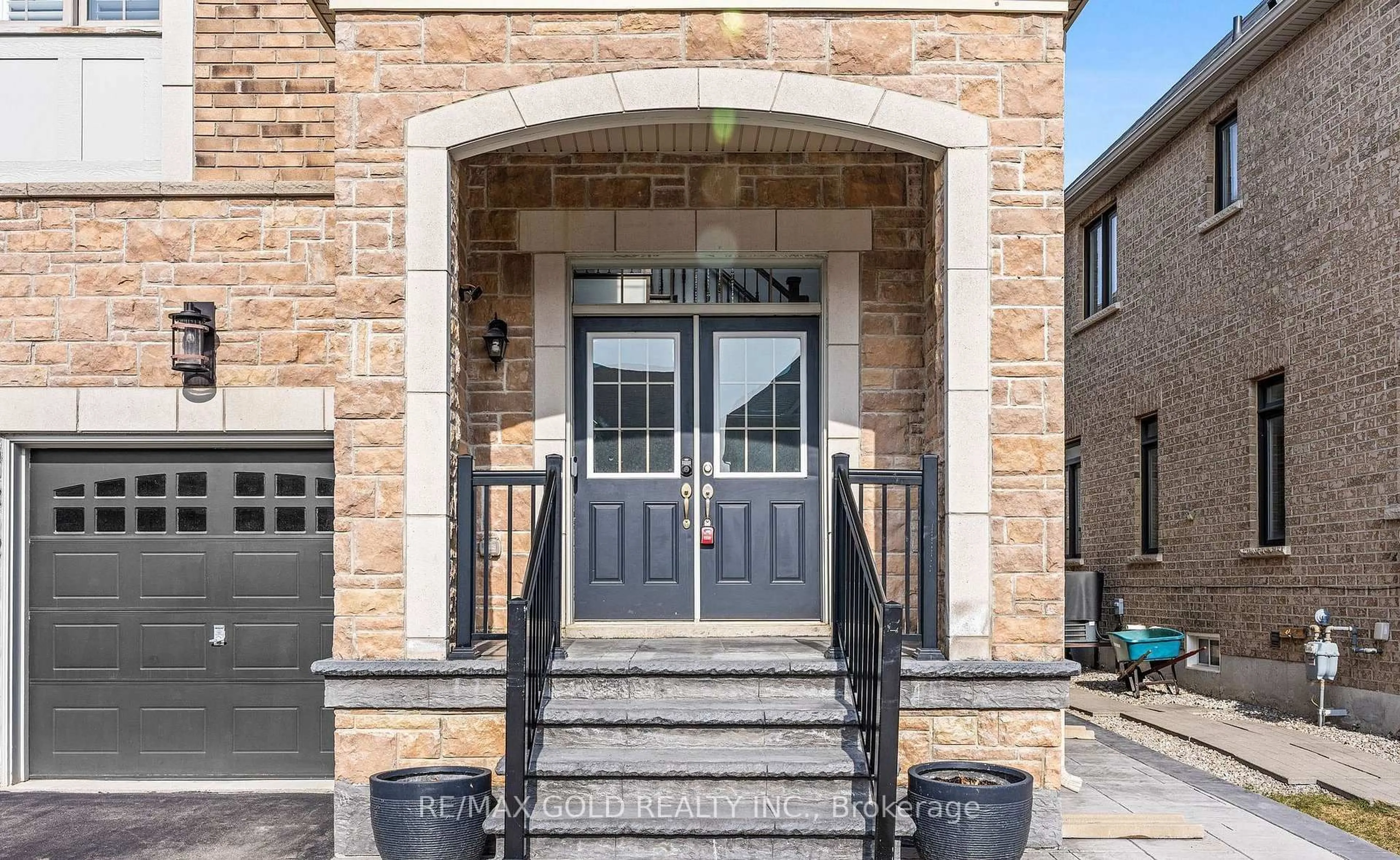 Indoor entryway for 9 Fringetree Rd, Brampton Ontario L6R 0B6