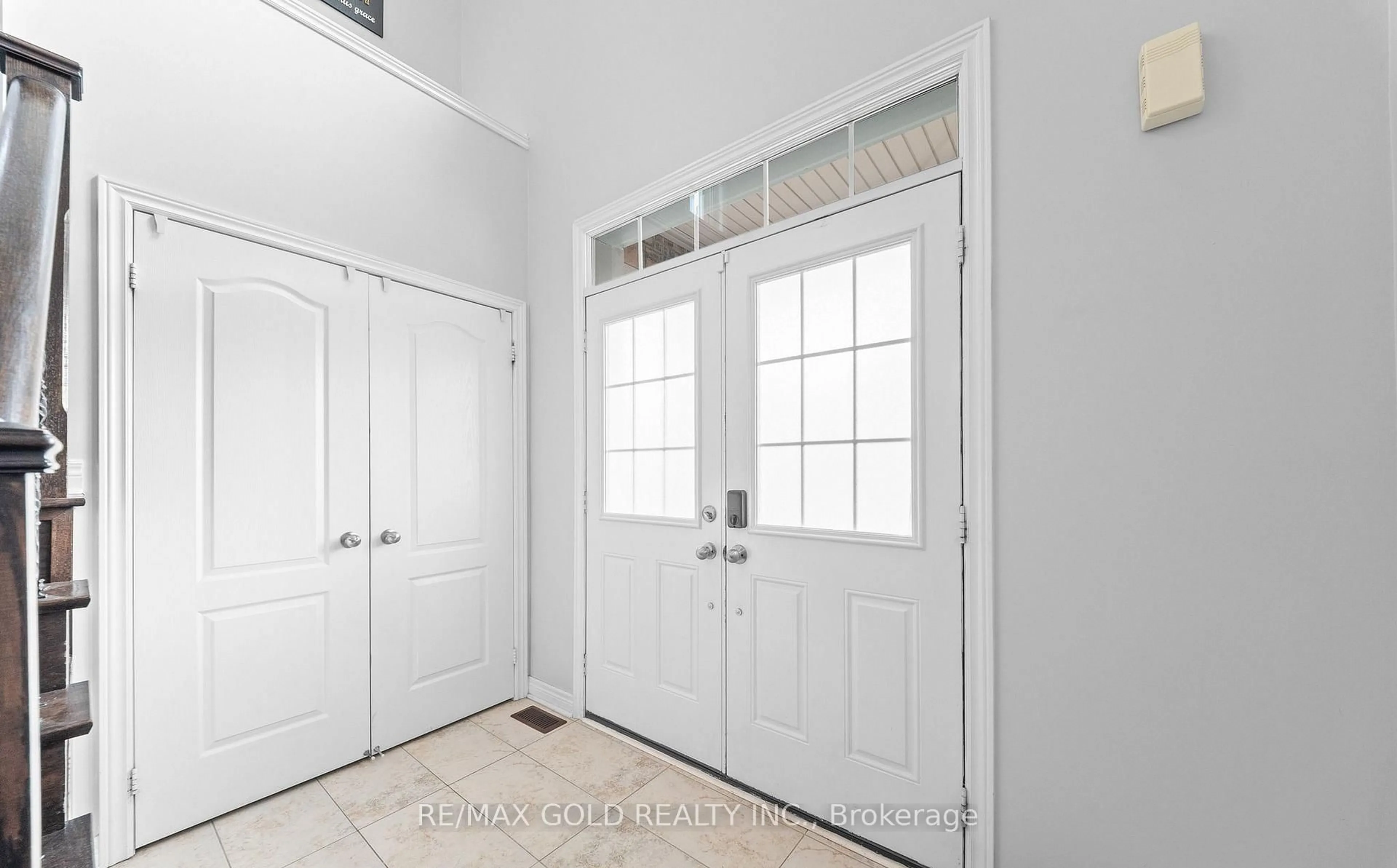 Indoor entryway for 9 Fringetree Rd, Brampton Ontario L6R 0B6