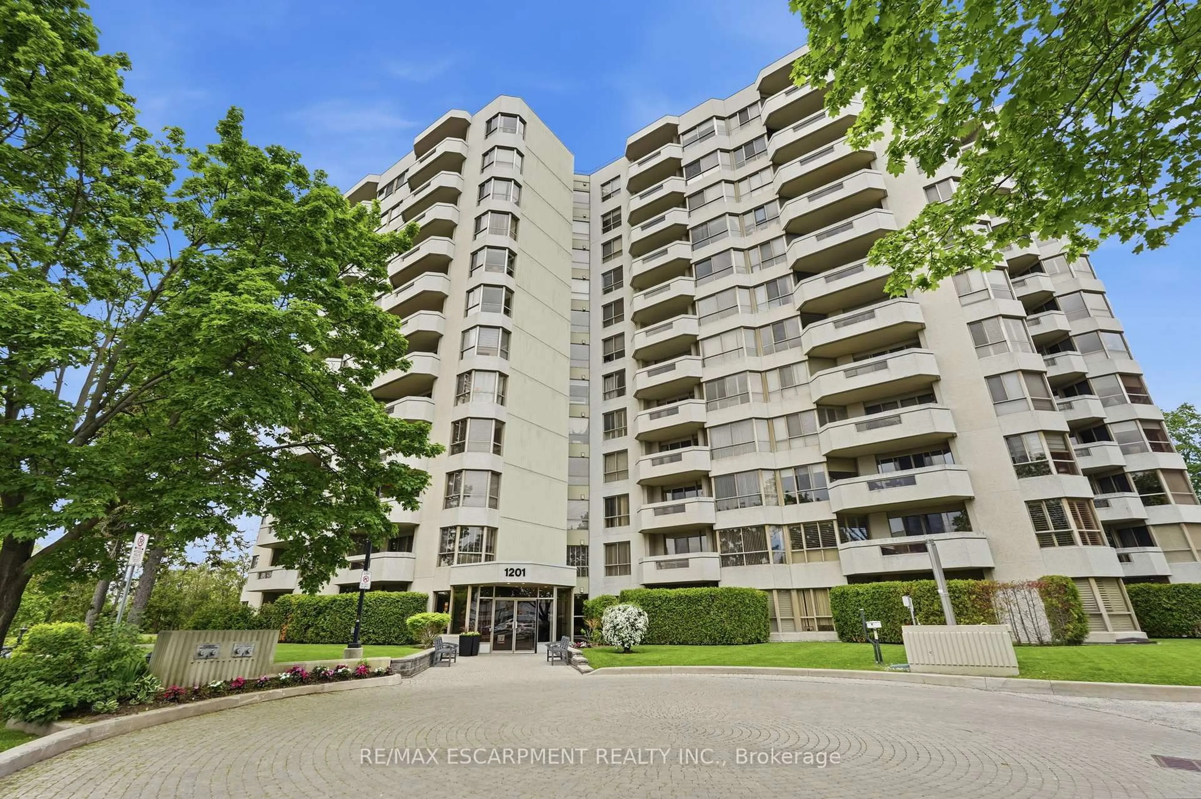 A pic from outside/outdoor area/front of a property/back of a property/a pic from drone, unknown for 1201 North Shore Blvd #1003, Burlington Ontario L7S 1Z5