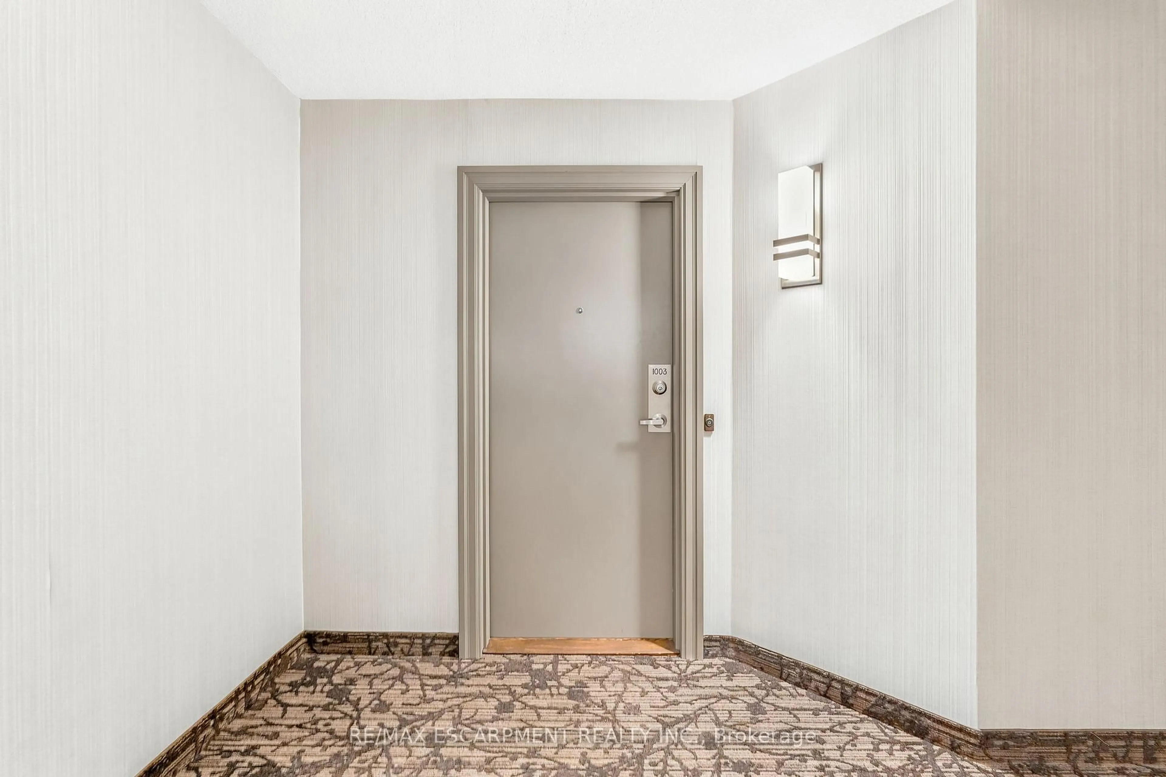 Indoor foyer for 1201 North Shore Blvd #1003, Burlington Ontario L7S 1Z5
