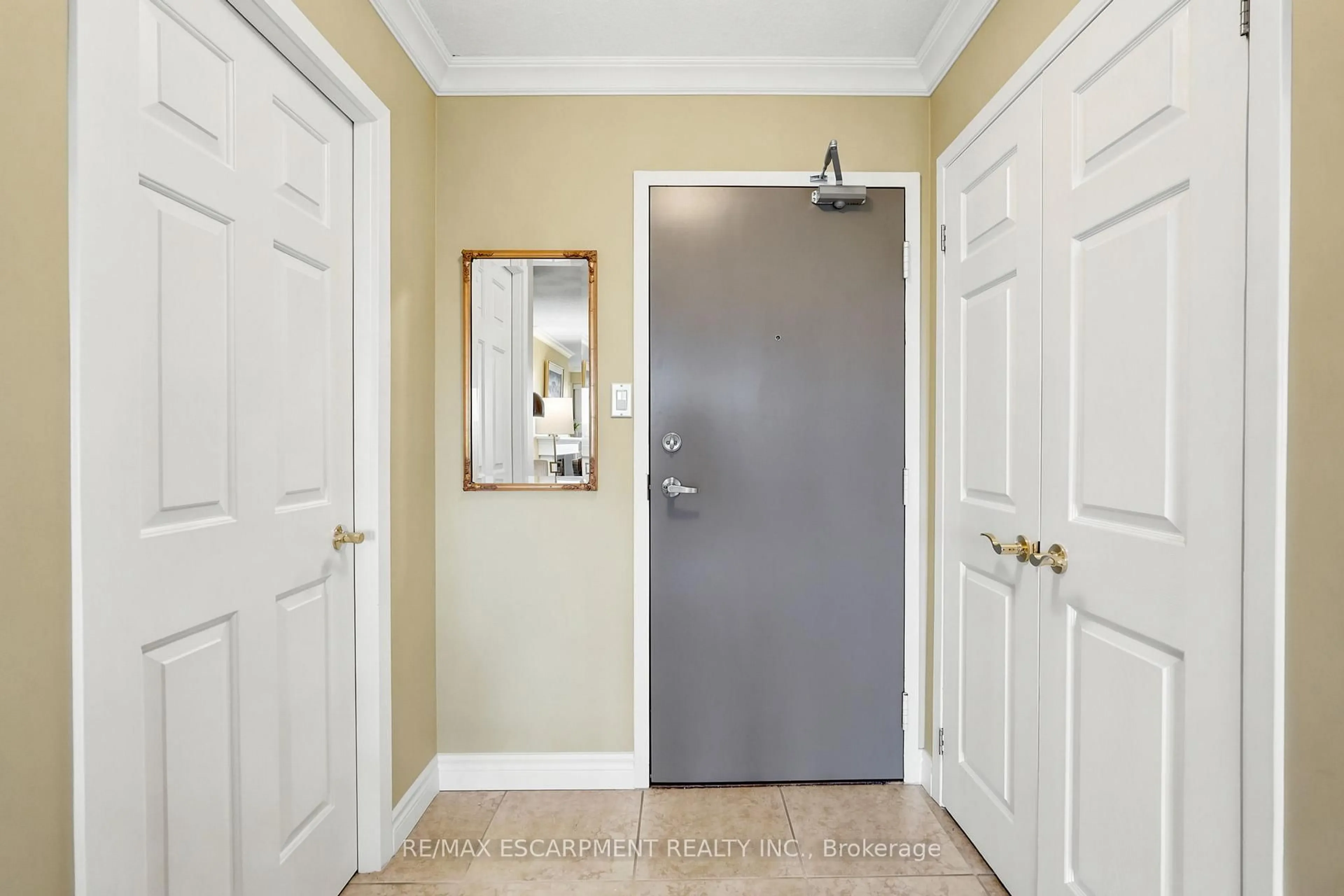 Indoor entryway for 1201 North Shore Blvd #1003, Burlington Ontario L7S 1Z5