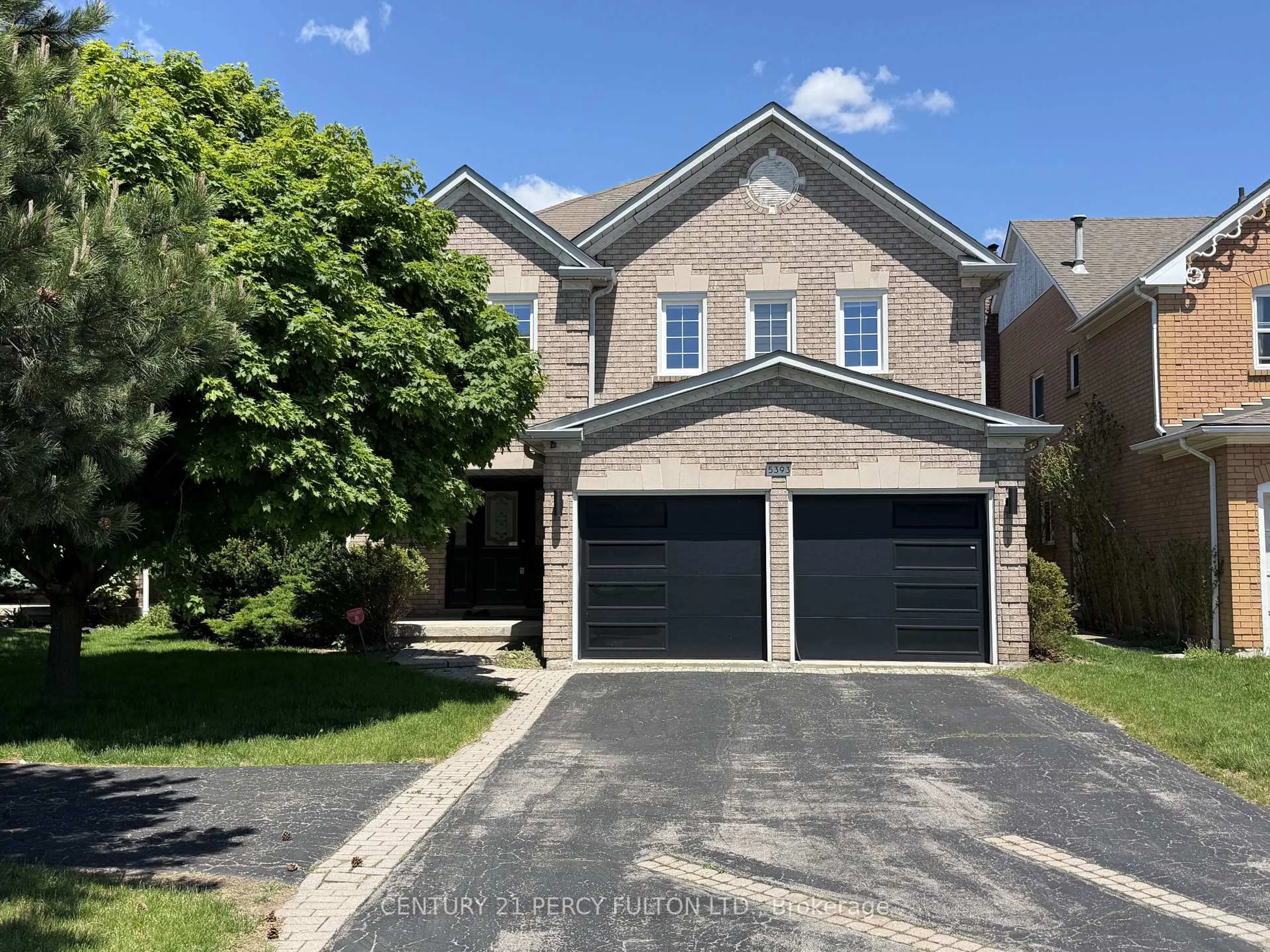 A pic from outside/outdoor area/front of a property/back of a property/a pic from drone, street for 5393 Glen Erin Dr, Mississauga Ontario L5M 5C8