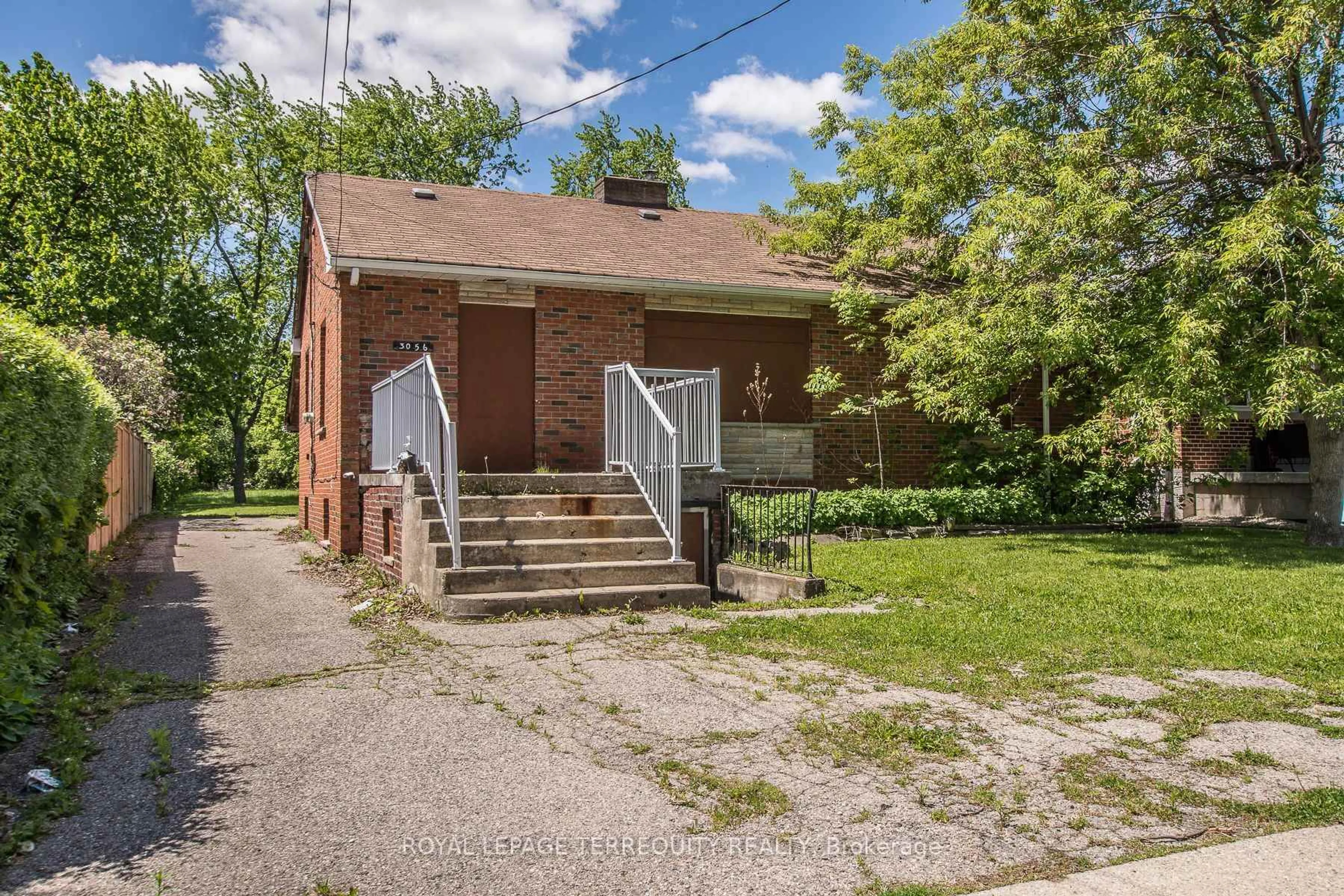 Home with brick exterior material, street for 3056 Parkerhill Rd, Mississauga Ontario L5B 1V5