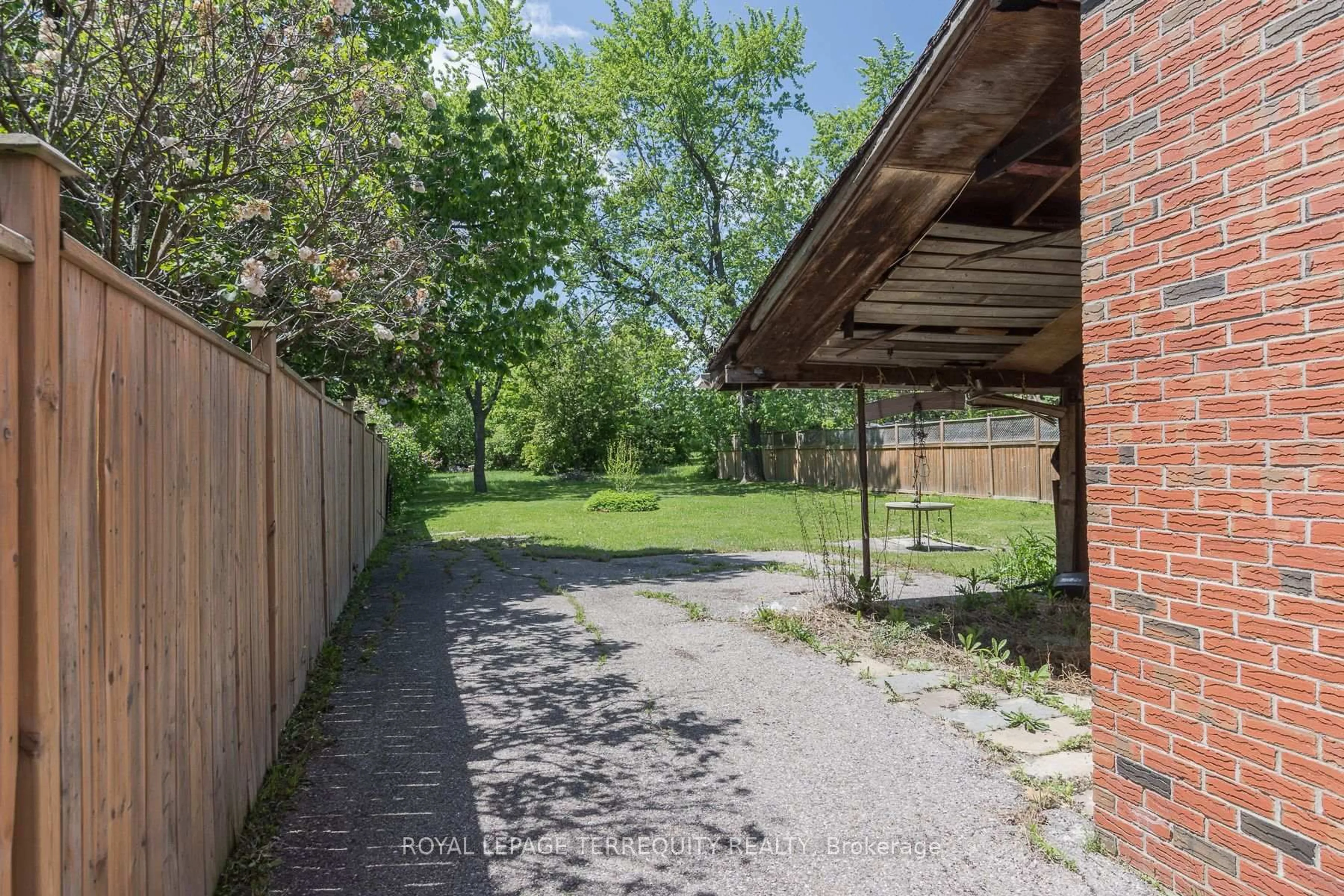 Patio, street for 3056 Parkerhill Rd, Mississauga Ontario L5B 1V5