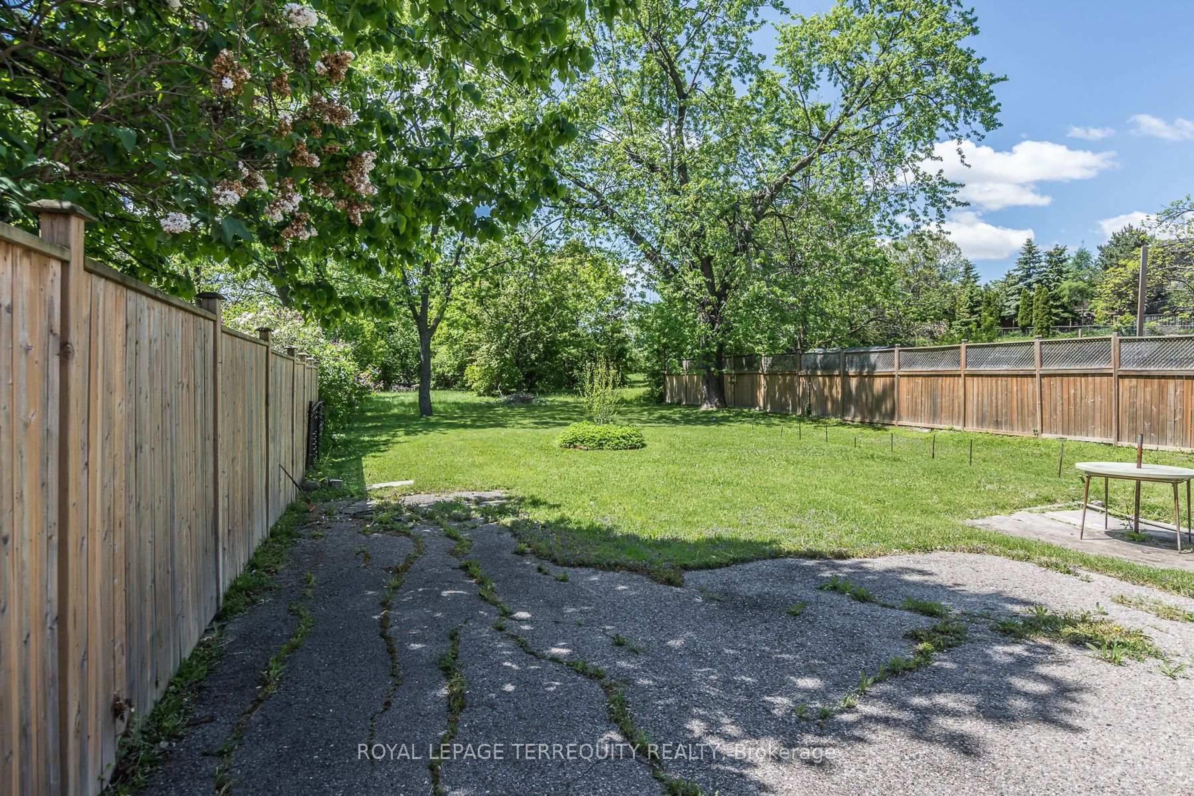 Patio, forest/trees view for 3056 Parkerhill Rd, Mississauga Ontario L5B 1V5