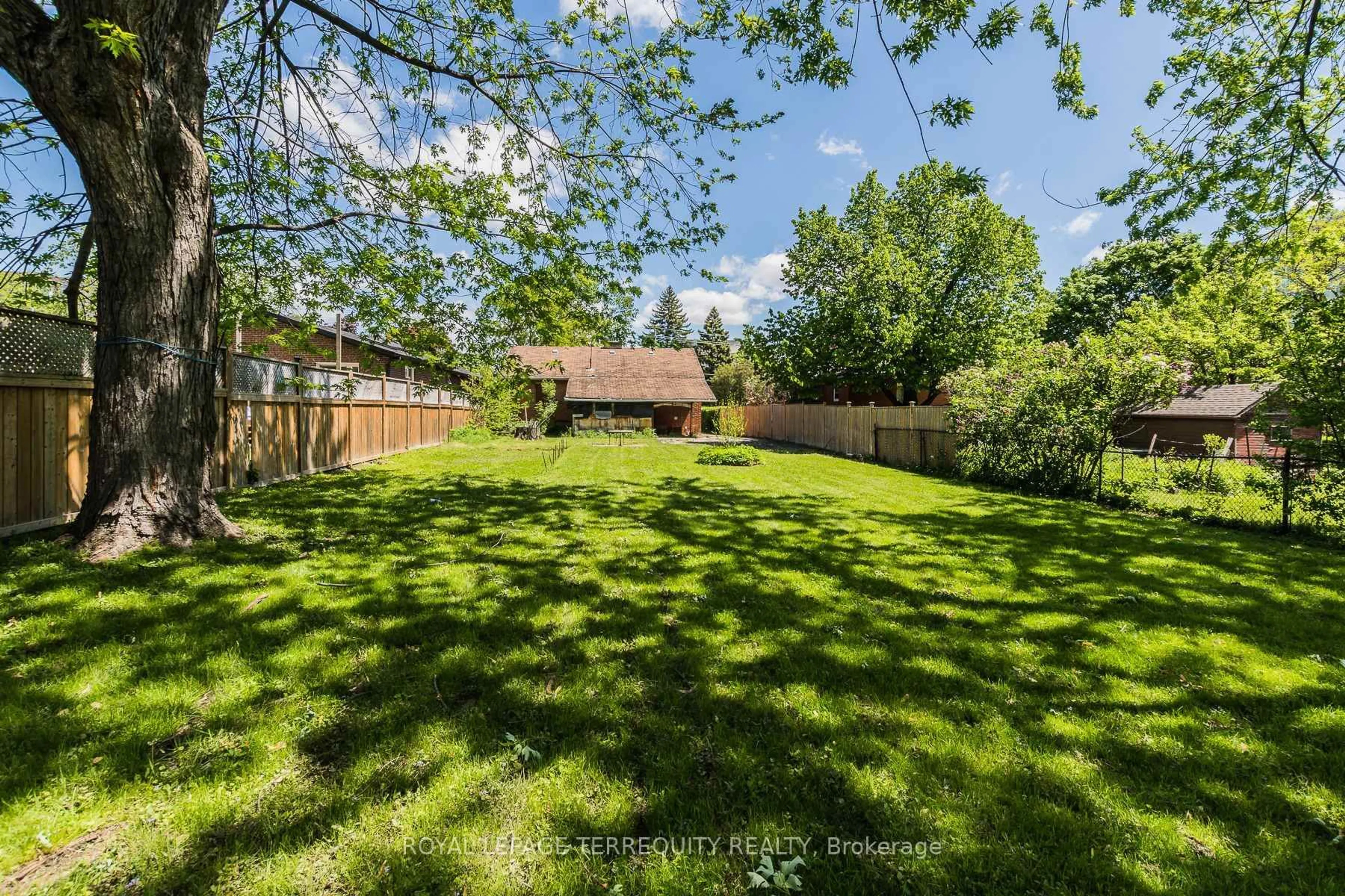 A pic from outside/outdoor area/front of a property/back of a property/a pic from drone, forest/trees view for 3056 Parkerhill Rd, Mississauga Ontario L5B 1V5