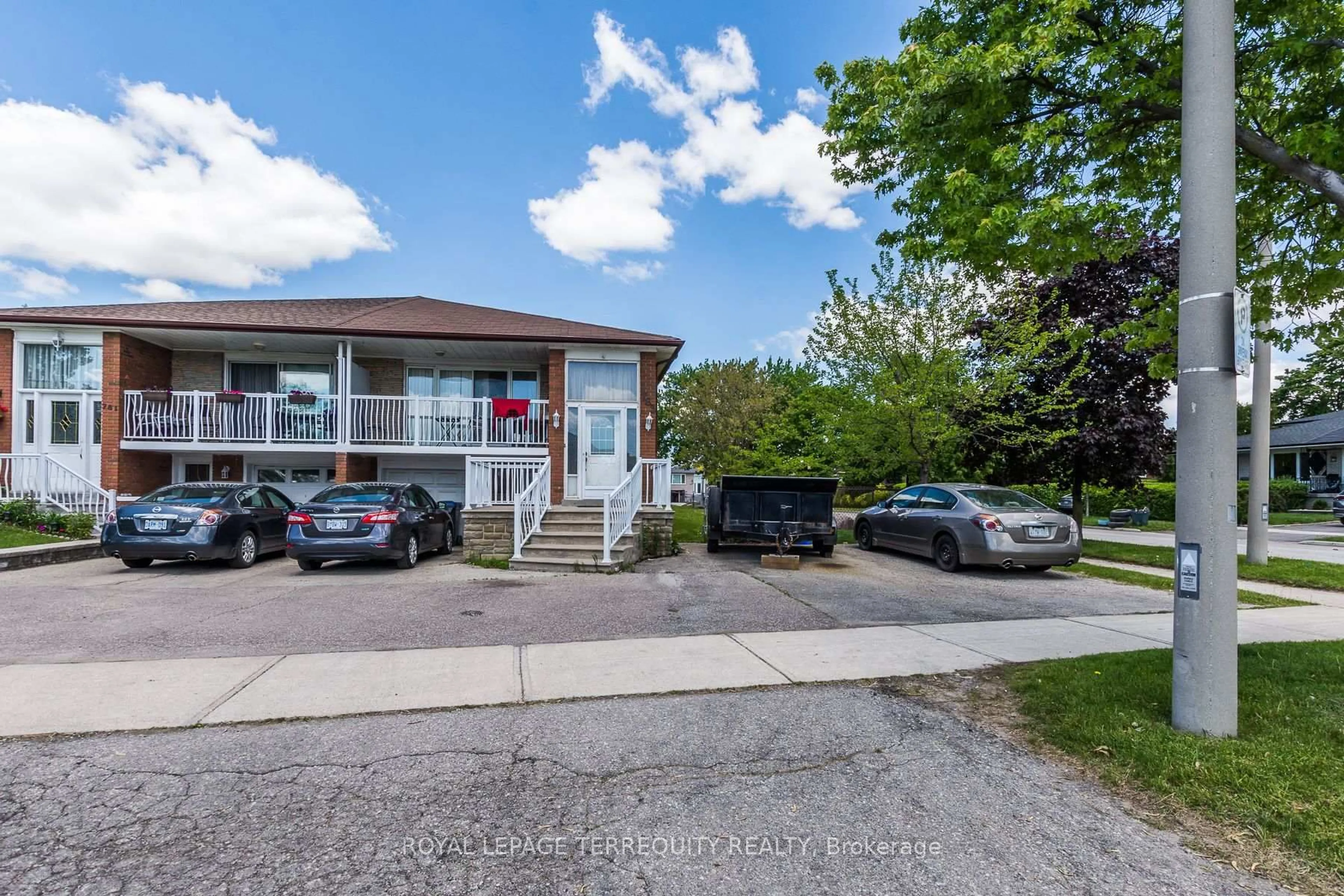 A pic from outside/outdoor area/front of a property/back of a property/a pic from drone, street for 783 Annamore Rd, Mississauga Ontario L4Y 2V6