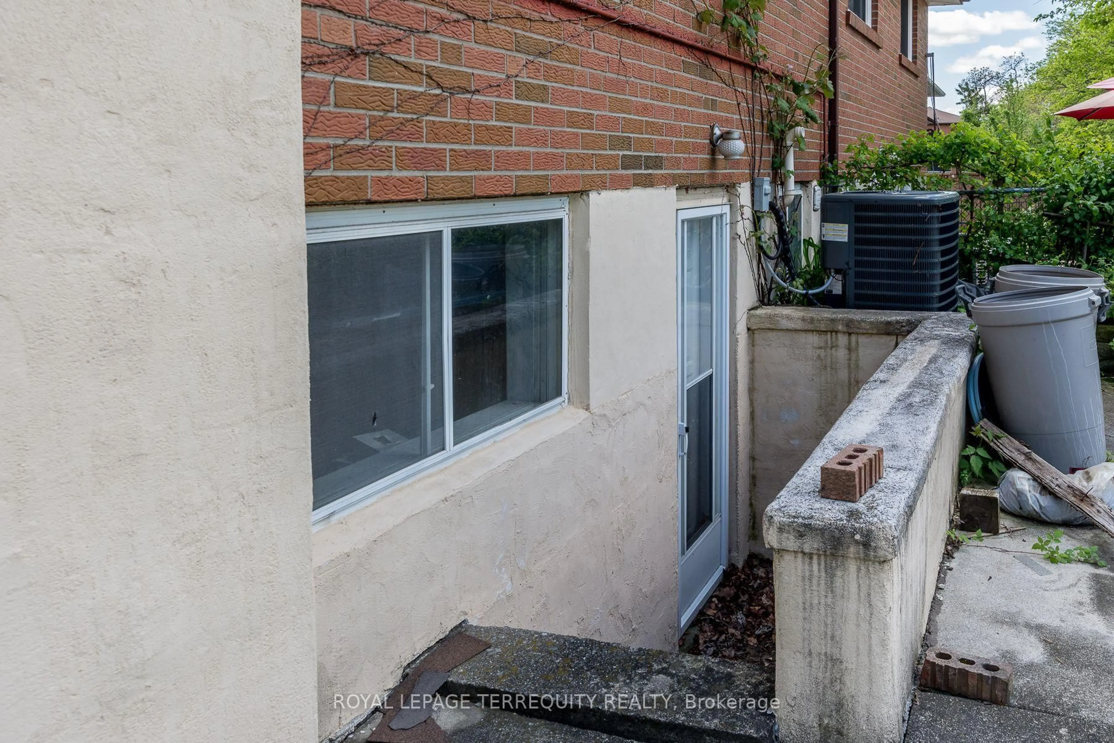 A pic from outside/outdoor area/front of a property/back of a property/a pic from drone, street for 783 Annamore Rd, Mississauga Ontario L4Y 2V6