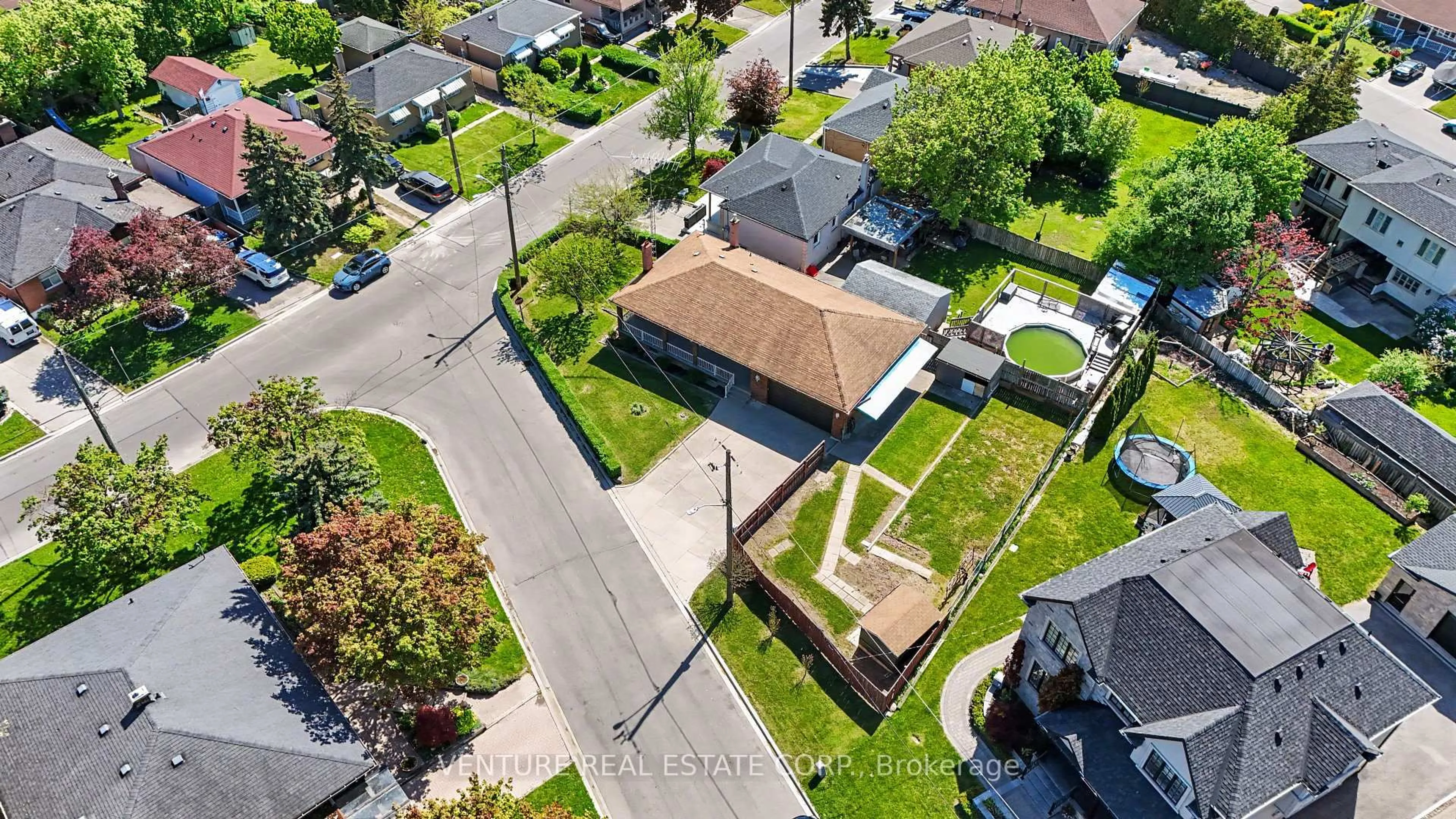A pic from outside/outdoor area/front of a property/back of a property/a pic from drone, street for 2 Redfern Ave, Toronto Ontario M3M 1L3