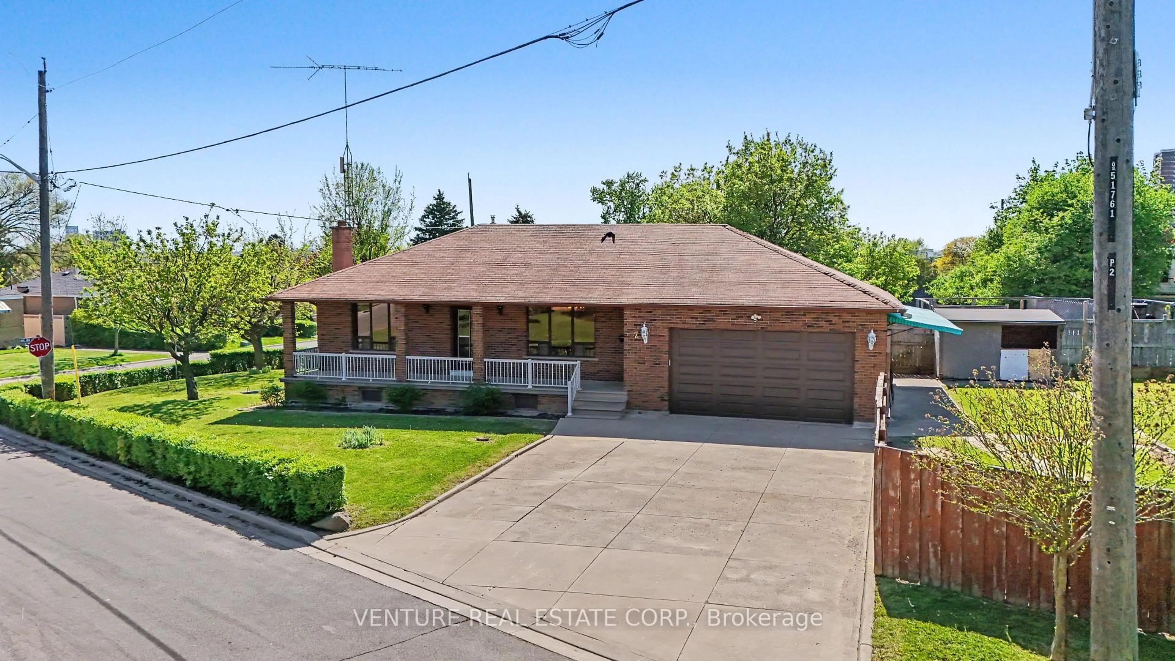 A pic from outside/outdoor area/front of a property/back of a property/a pic from drone, street for 2 Redfern Ave, Toronto Ontario M3M 1L3