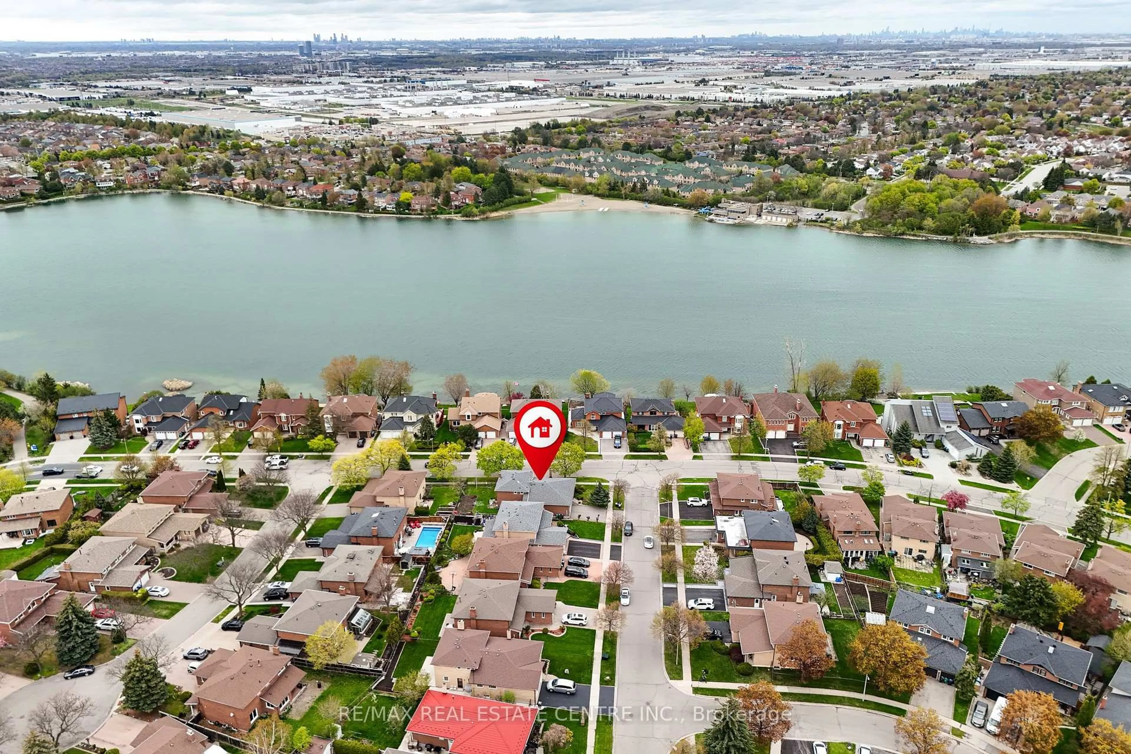 A pic from outside/outdoor area/front of a property/back of a property/a pic from drone, water/lake/river/ocean view for 78 Panorama Cres, Brampton Ontario L6S 3T9