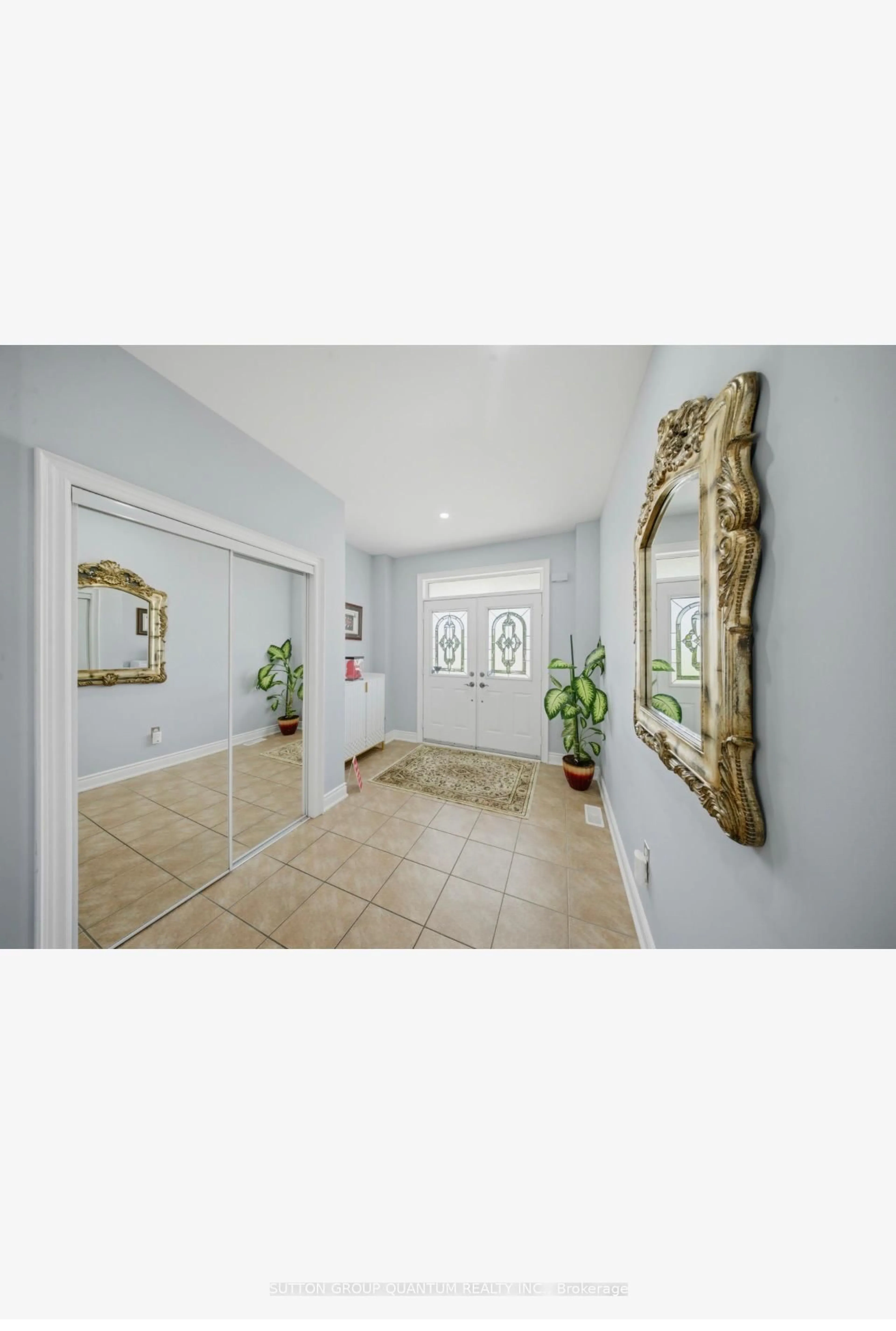 Indoor entryway for 35 Devonsleigh Dr, Brampton Ontario L7A 3S3