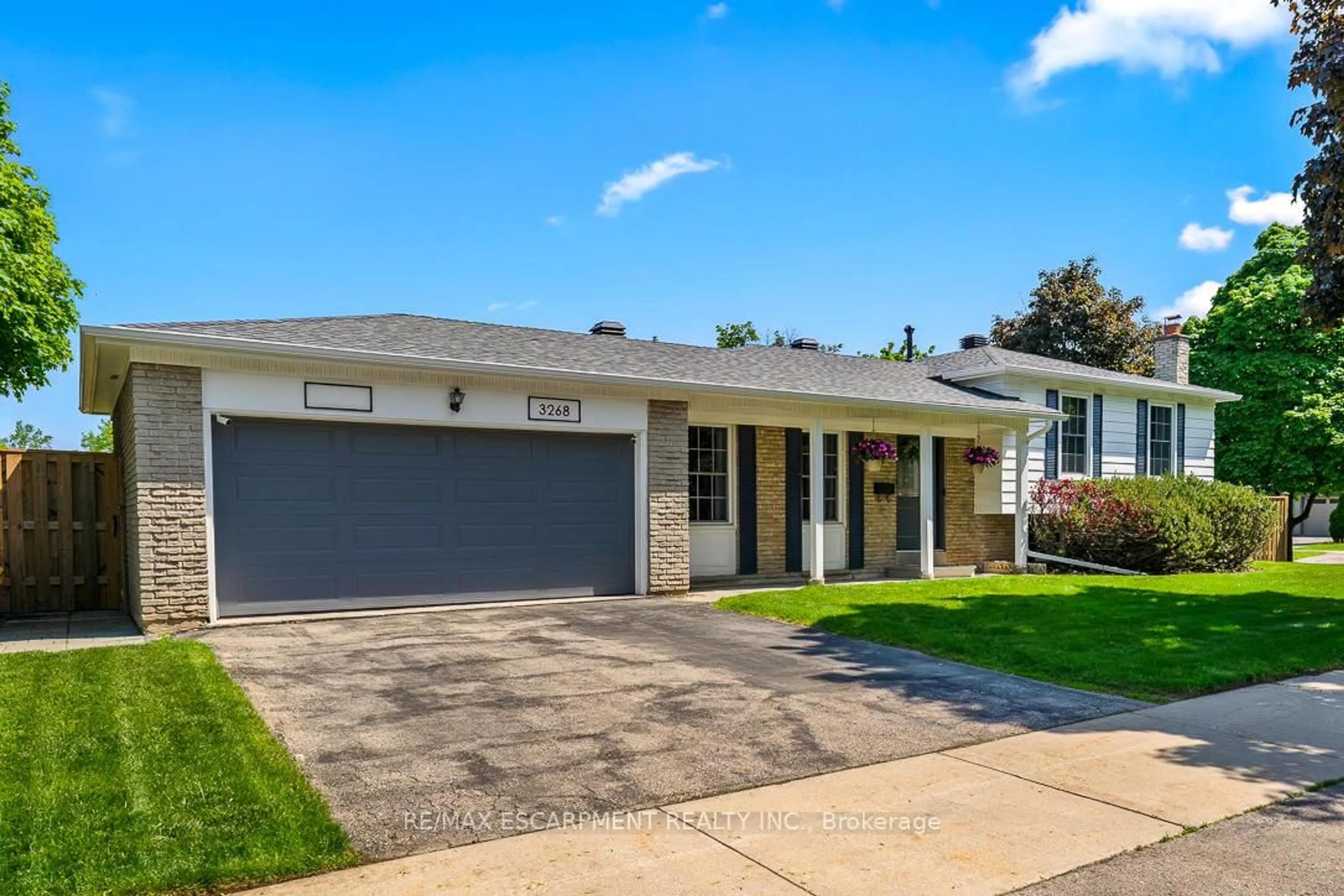Home with vinyl exterior material, street for 3268 MAINSAIL Cres, Mississauga Ontario L5L 1H2